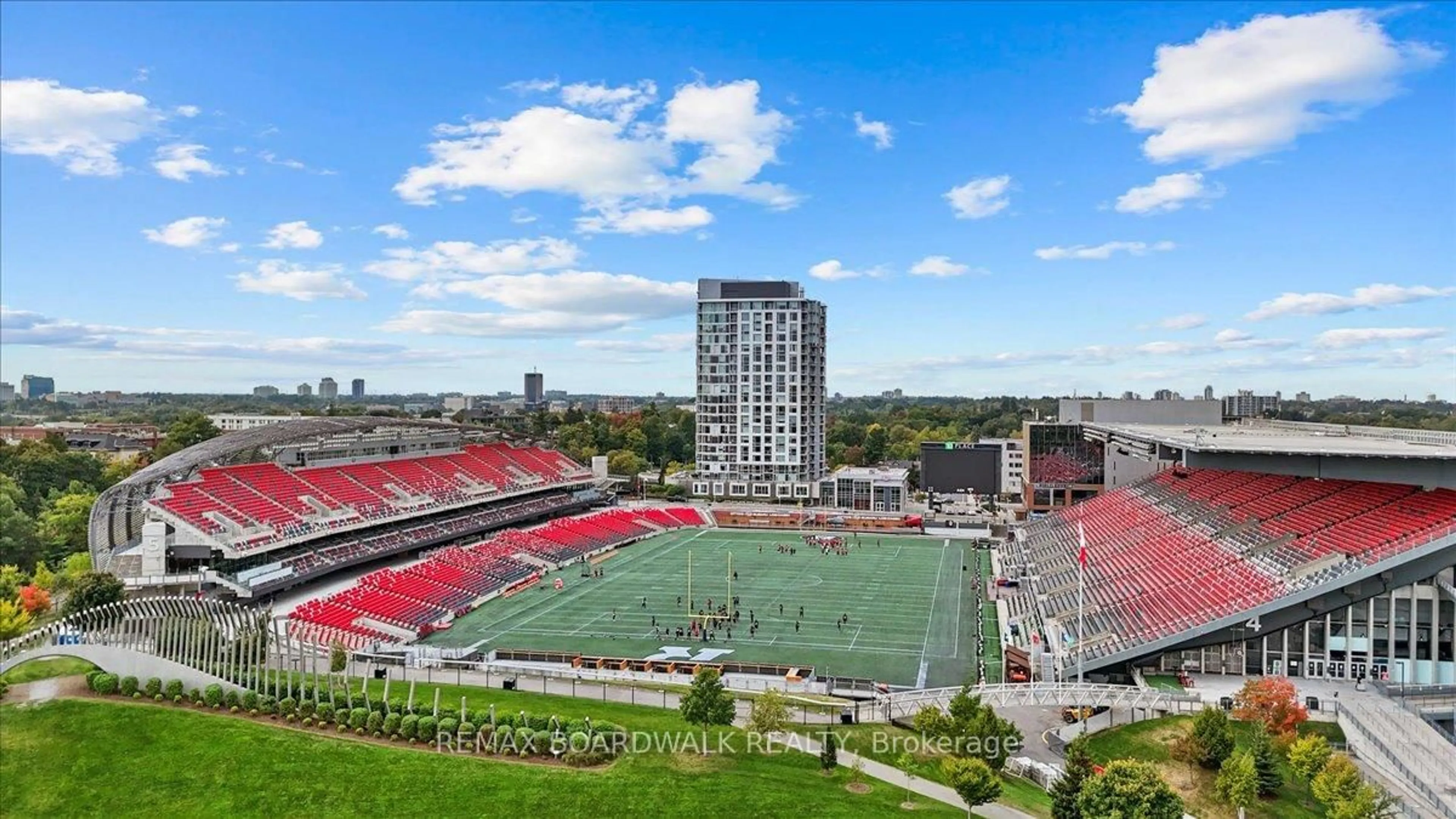 A pic from outside/outdoor area/front of a property/back of a property/a pic from drone, city buildings view from balcony for 1035 Bank St #406, Ottawa Ontario K1S 3W9