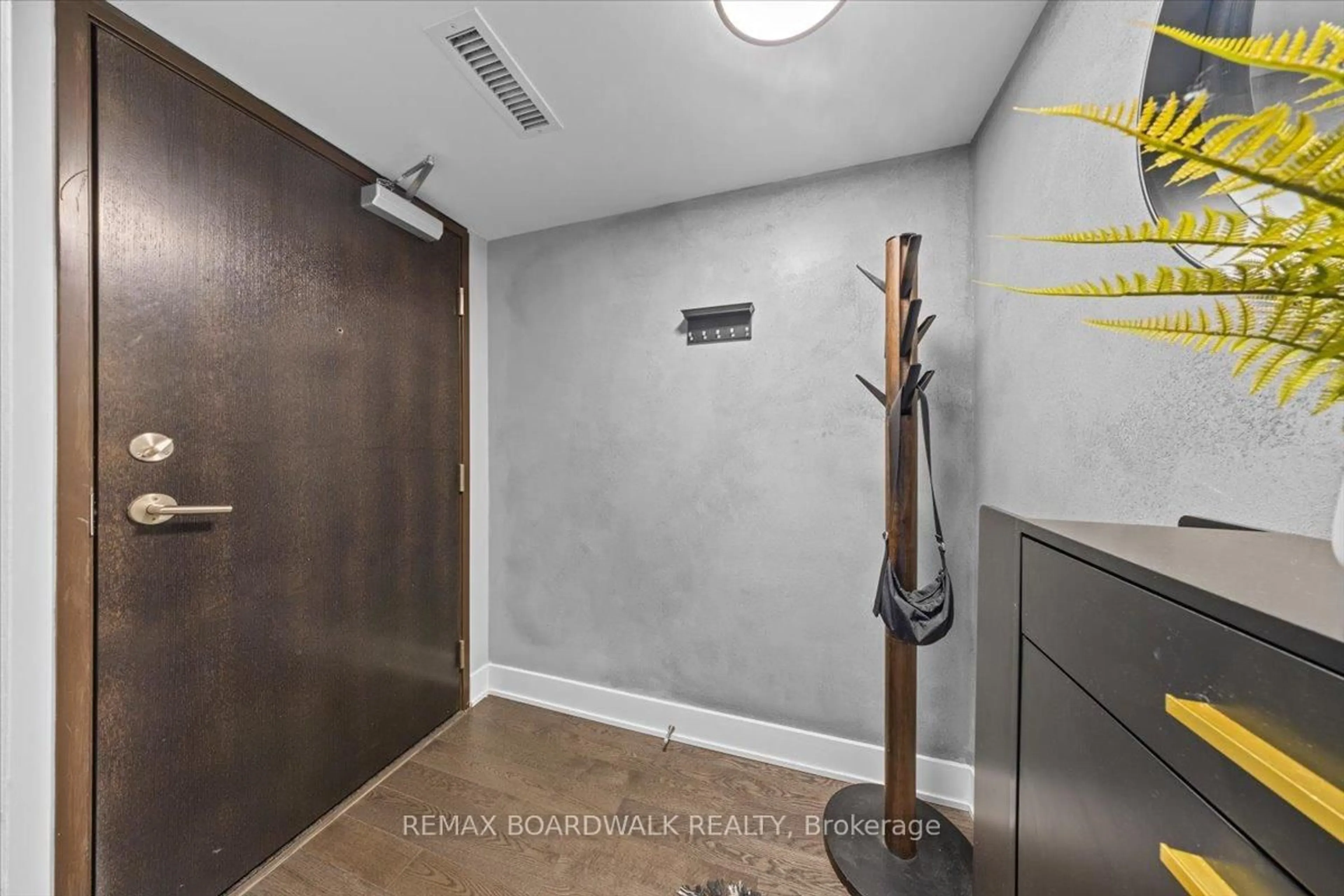 Indoor entryway for 1035 Bank St #406, Ottawa Ontario K1S 3W9