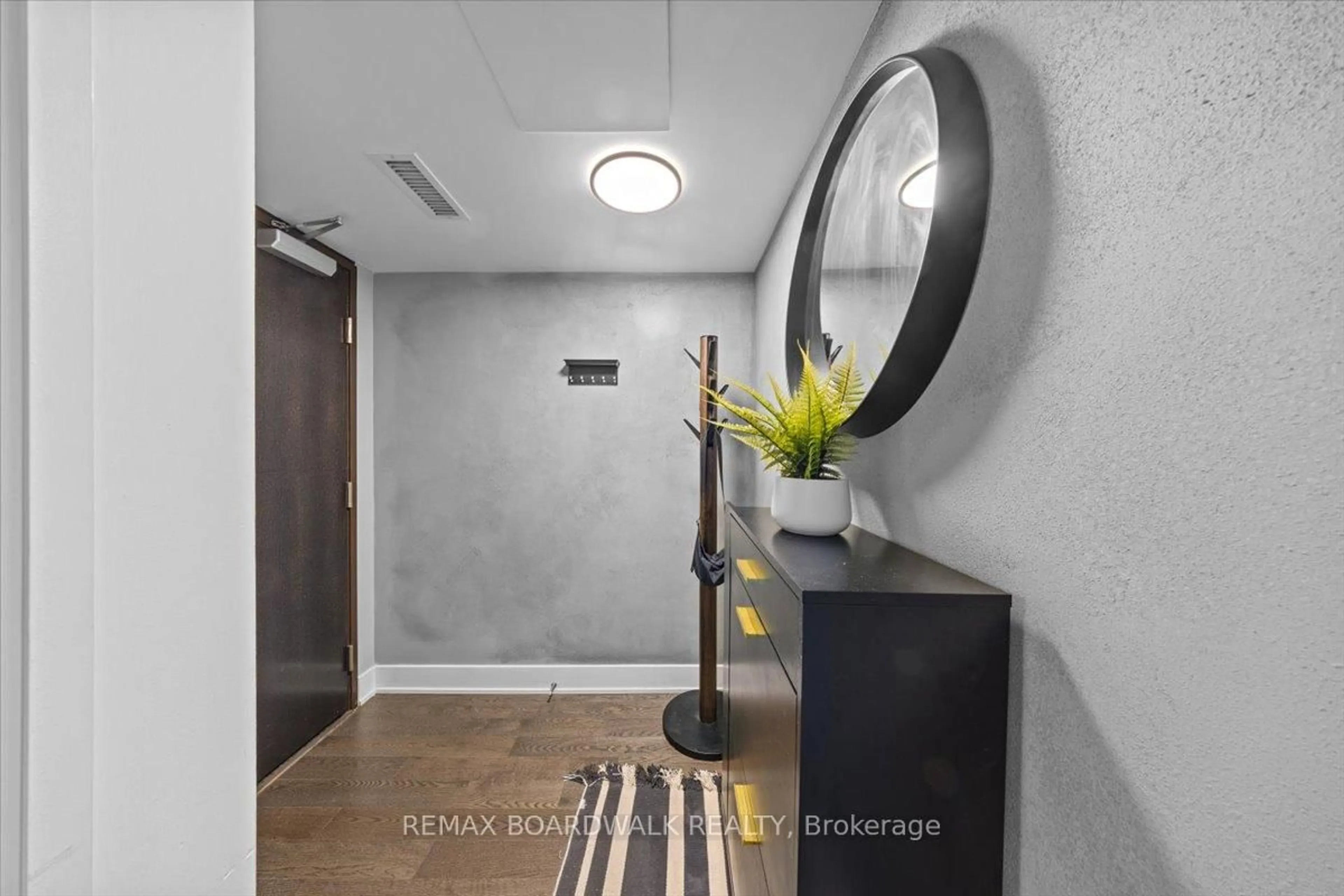 Indoor entryway for 1035 Bank St #406, Ottawa Ontario K1S 3W9