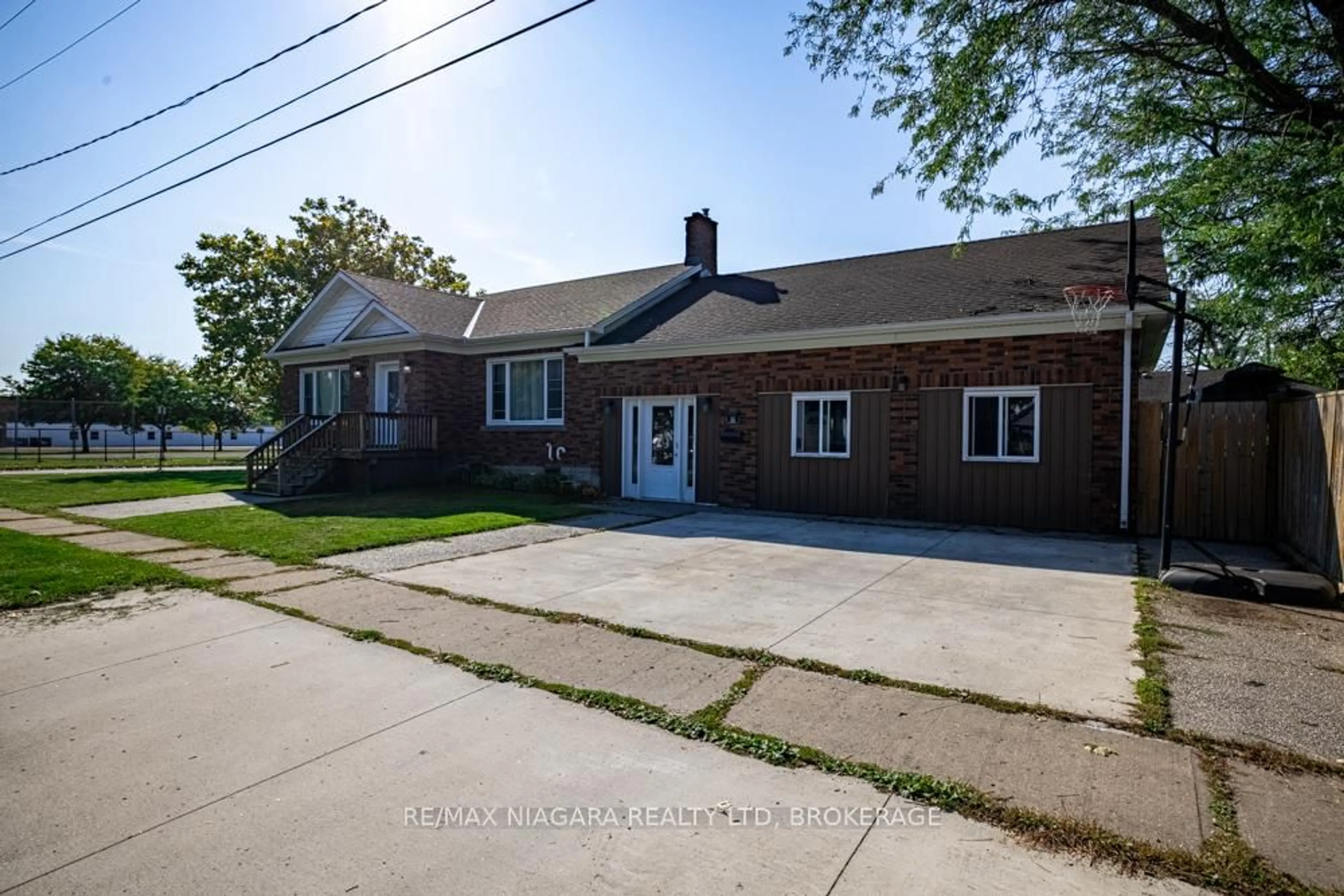 A pic from outside/outdoor area/front of a property/back of a property/a pic from drone, street for 55 Ann St, Thorold Ontario L2V 2J8