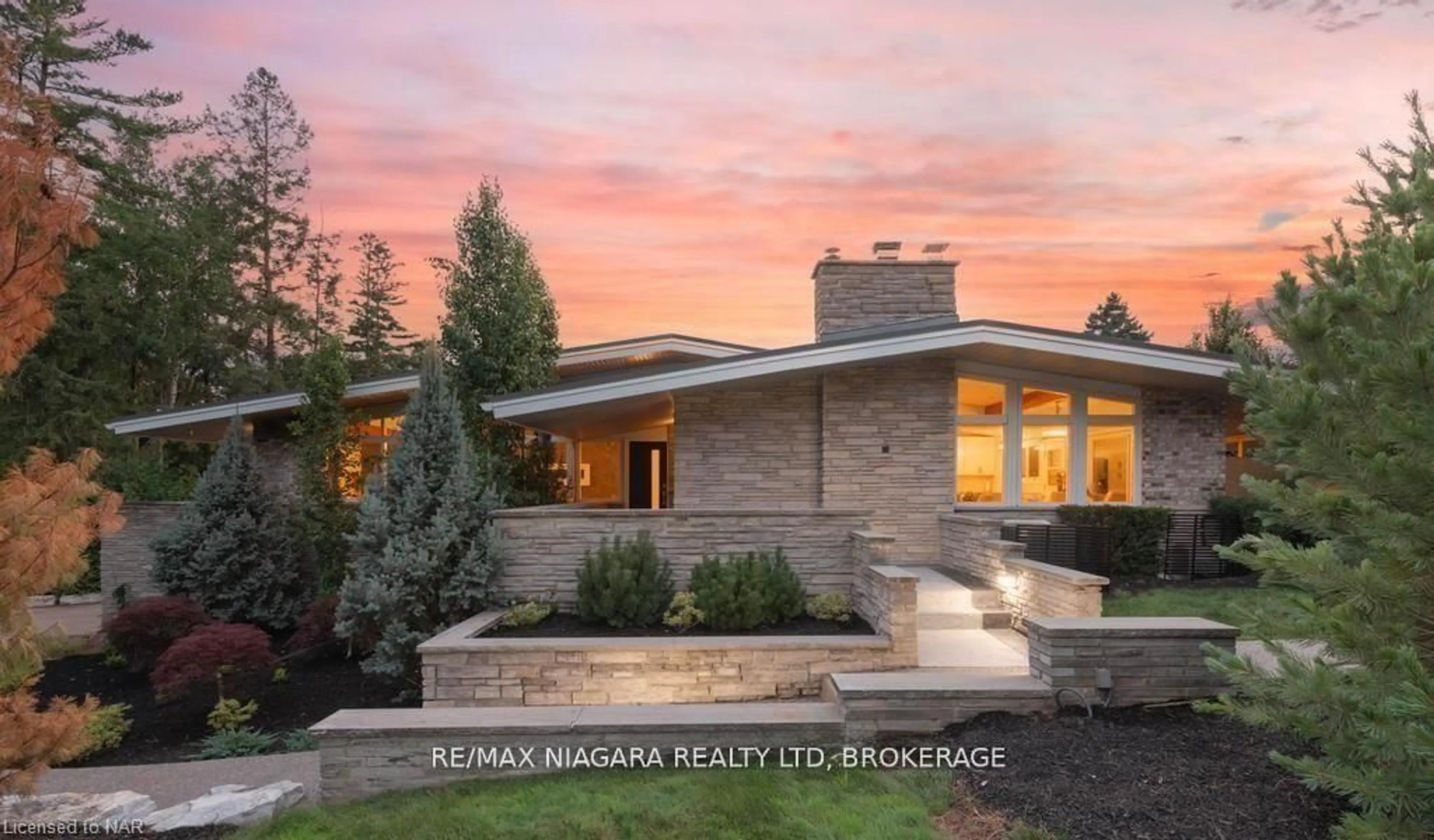 Home with brick exterior material, unknown for 2 Mallette Cres, Niagara-on-the-Lake Ontario L0S 1J0