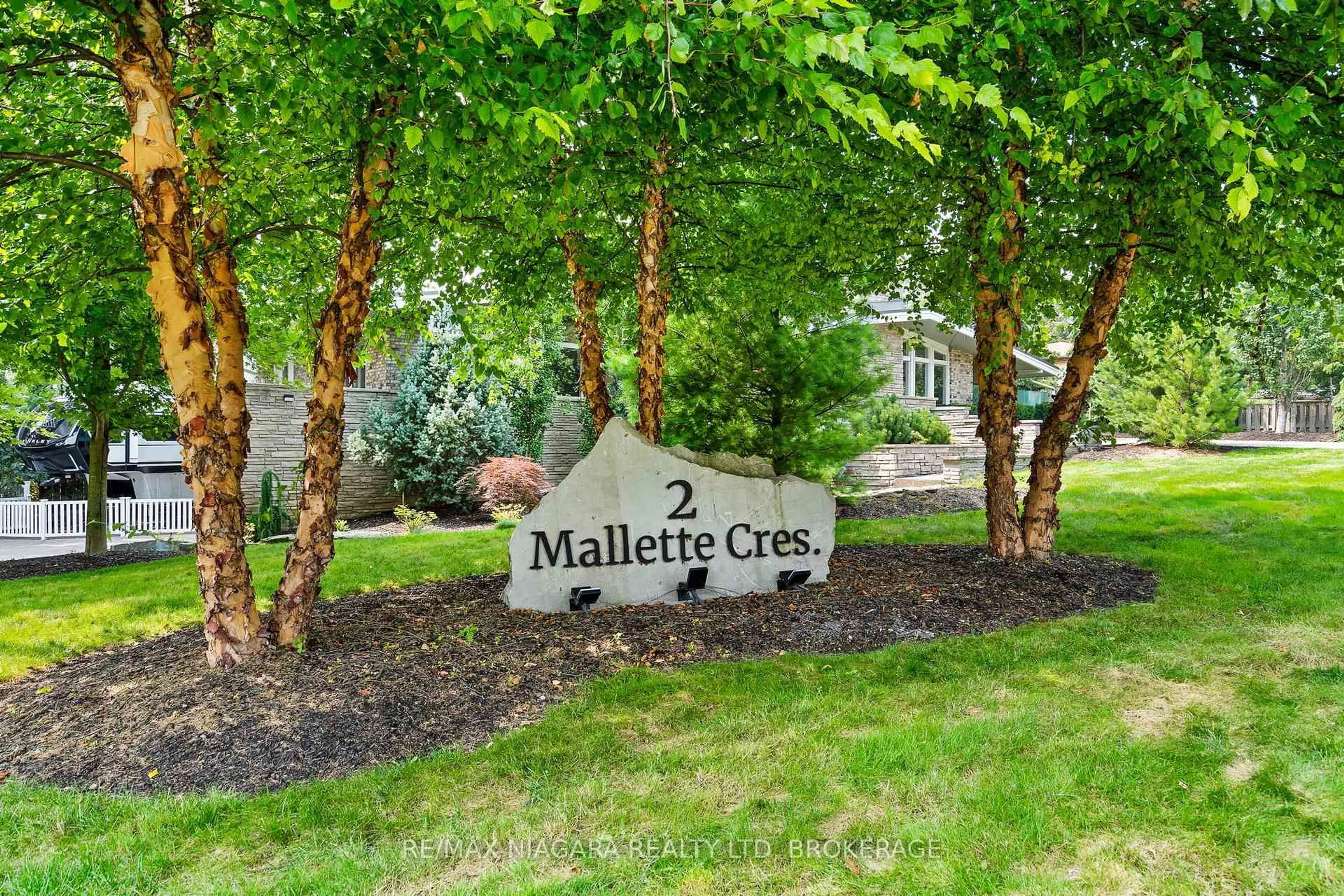 Indoor entryway for 2 Mallette Cres, Niagara-on-the-Lake Ontario L0S 1J0