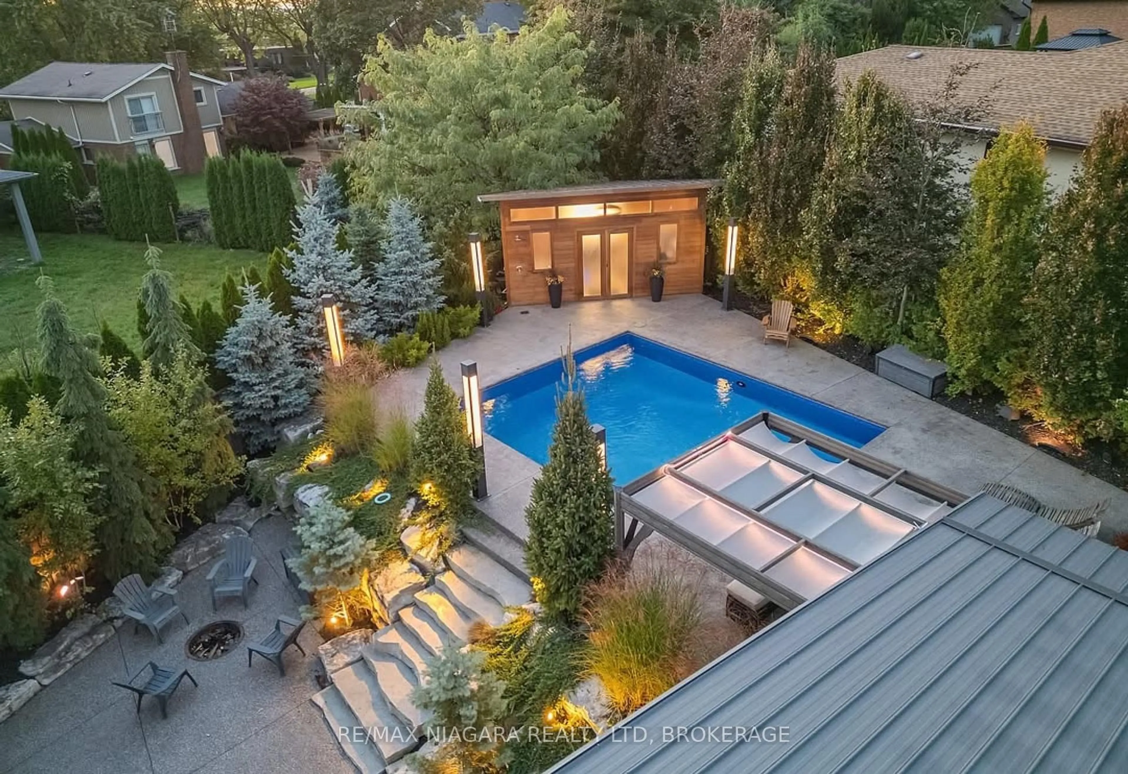 A pic from outside/outdoor area/front of a property/back of a property/a pic from drone, unknown for 2 Mallette Cres, Niagara-on-the-Lake Ontario L0S 1J0