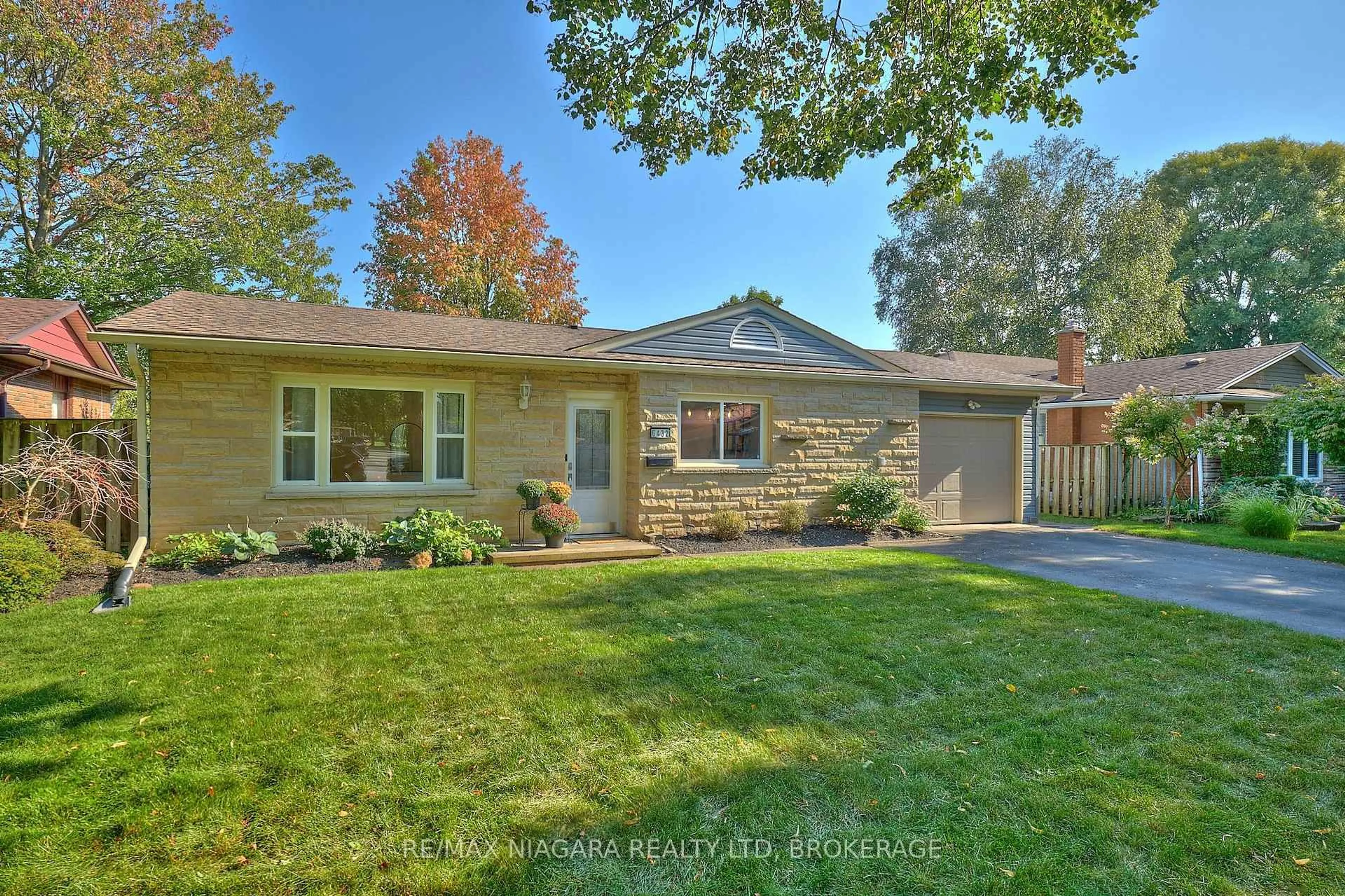 Home with vinyl exterior material, street for 6432 CAROLYN Ave, Niagara Falls Ontario L2E 5H5