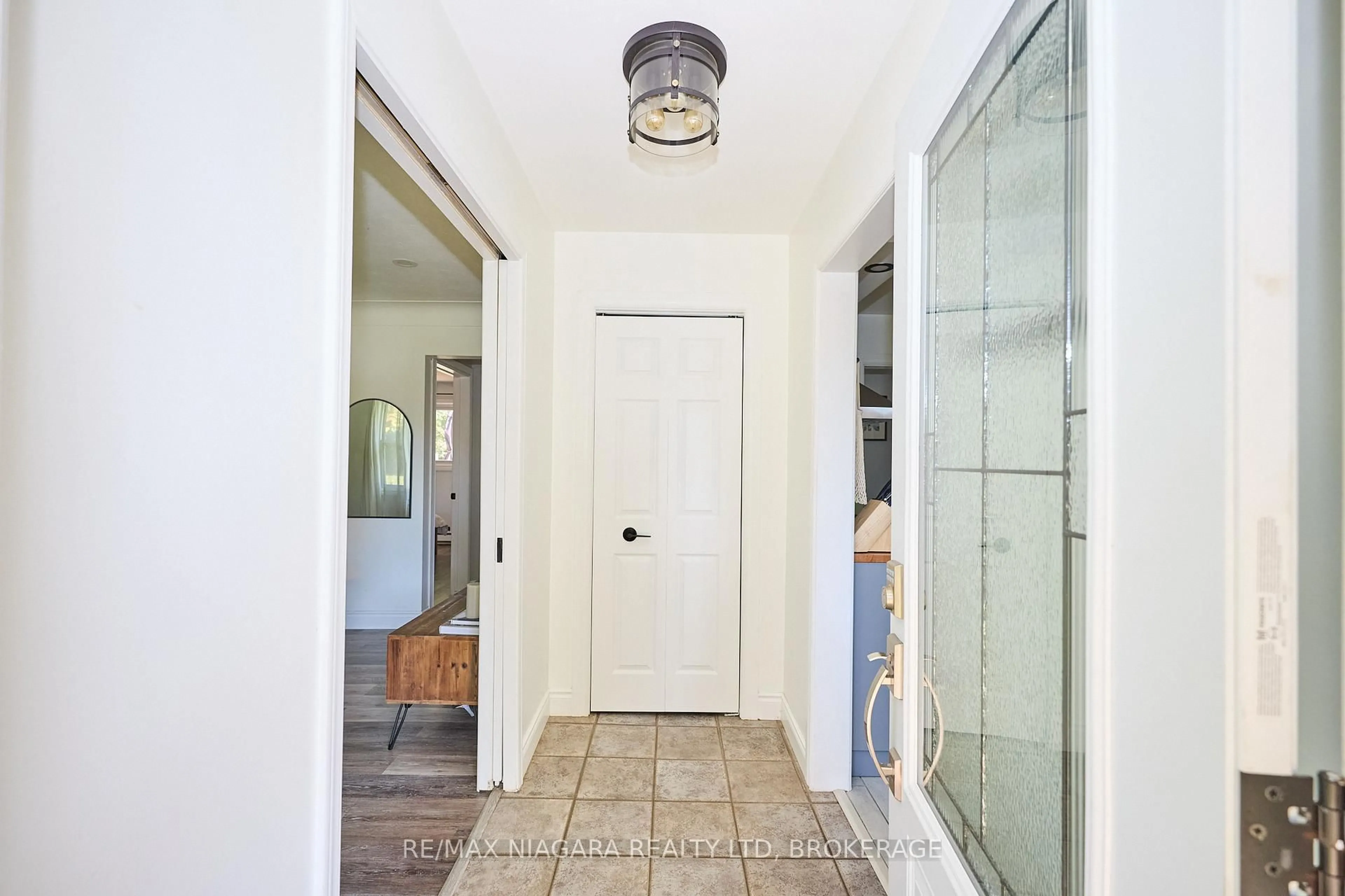 Indoor entryway for 6432 CAROLYN Ave, Niagara Falls Ontario L2E 5H5