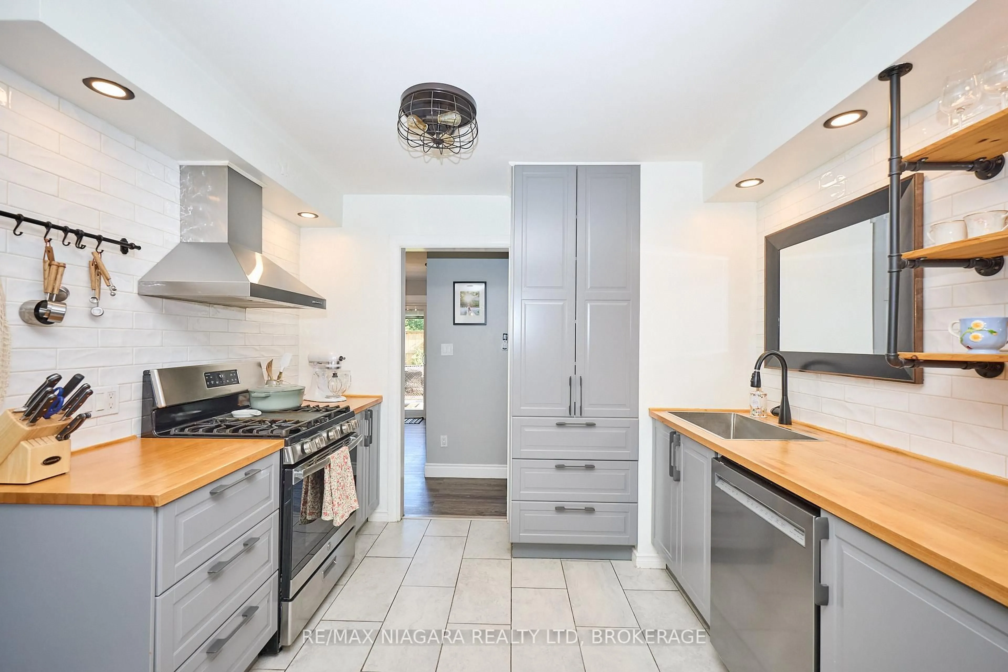 Contemporary kitchen, unknown for 6432 CAROLYN Ave, Niagara Falls Ontario L2E 5H5