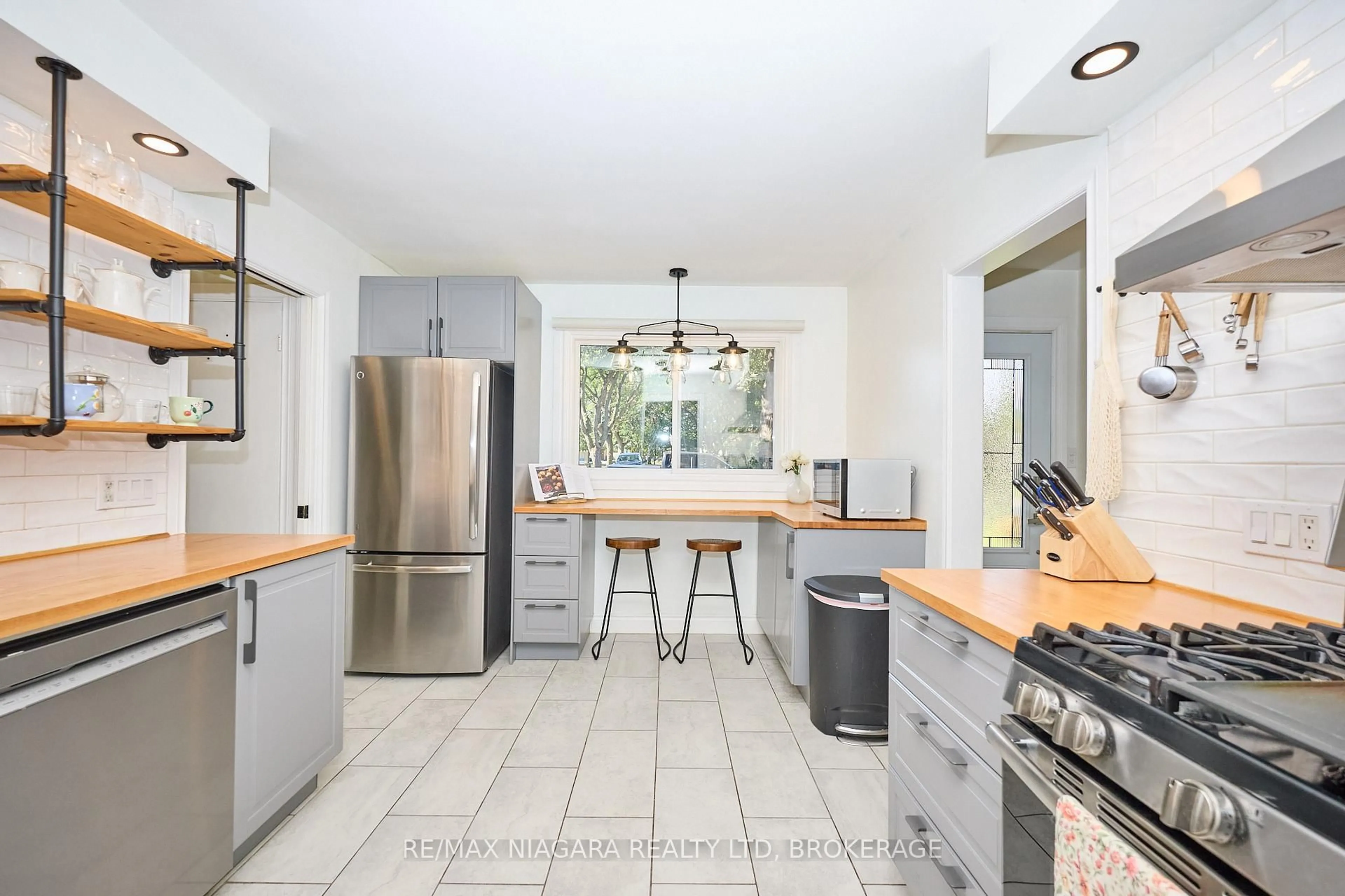 Open concept kitchen, ceramic/tile floor for 6432 CAROLYN Ave, Niagara Falls Ontario L2E 5H5