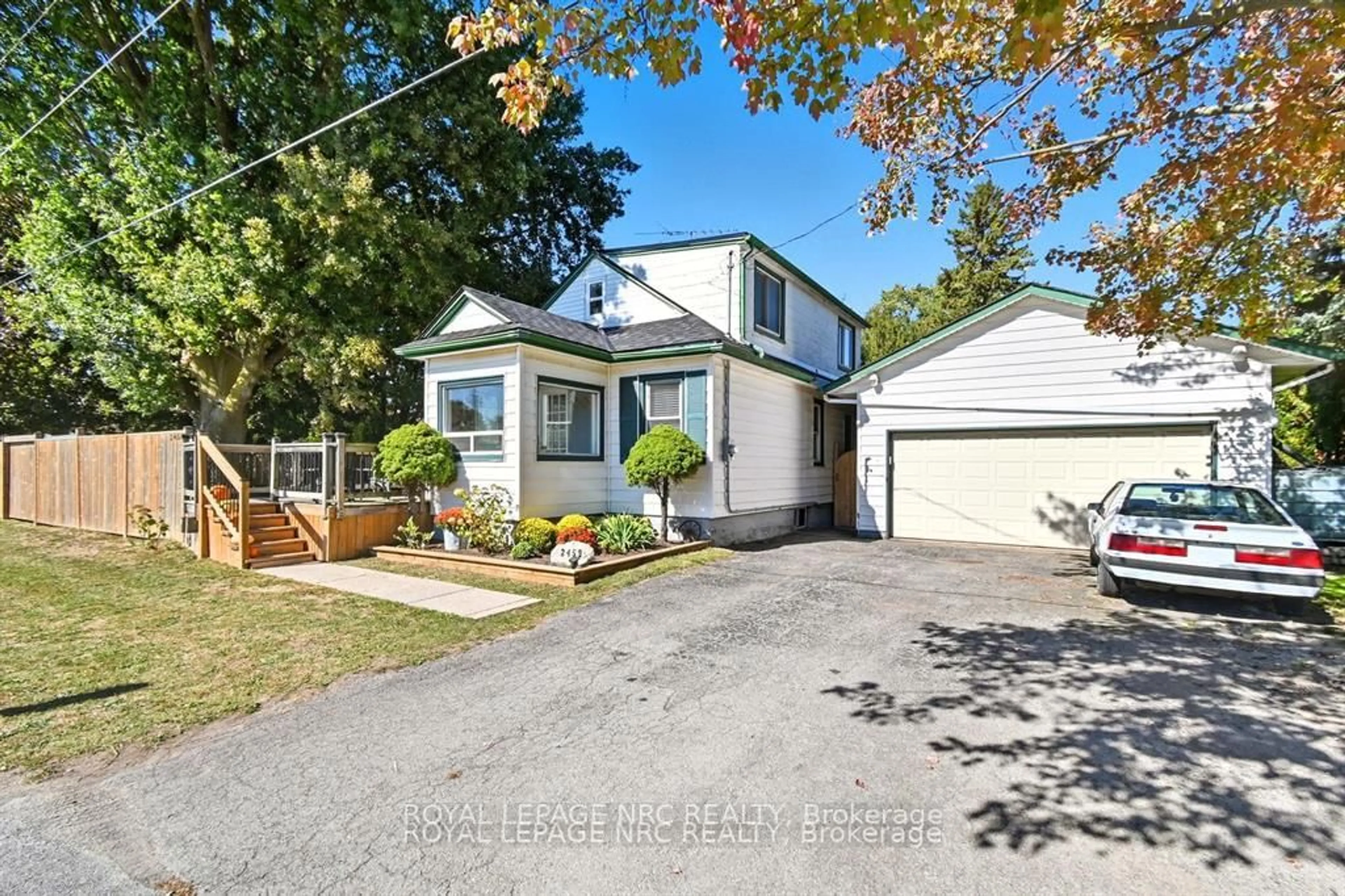 A pic from outside/outdoor area/front of a property/back of a property/a pic from drone, street for 2459 Thompson Rd, Niagara Falls Ontario L2E 6S4