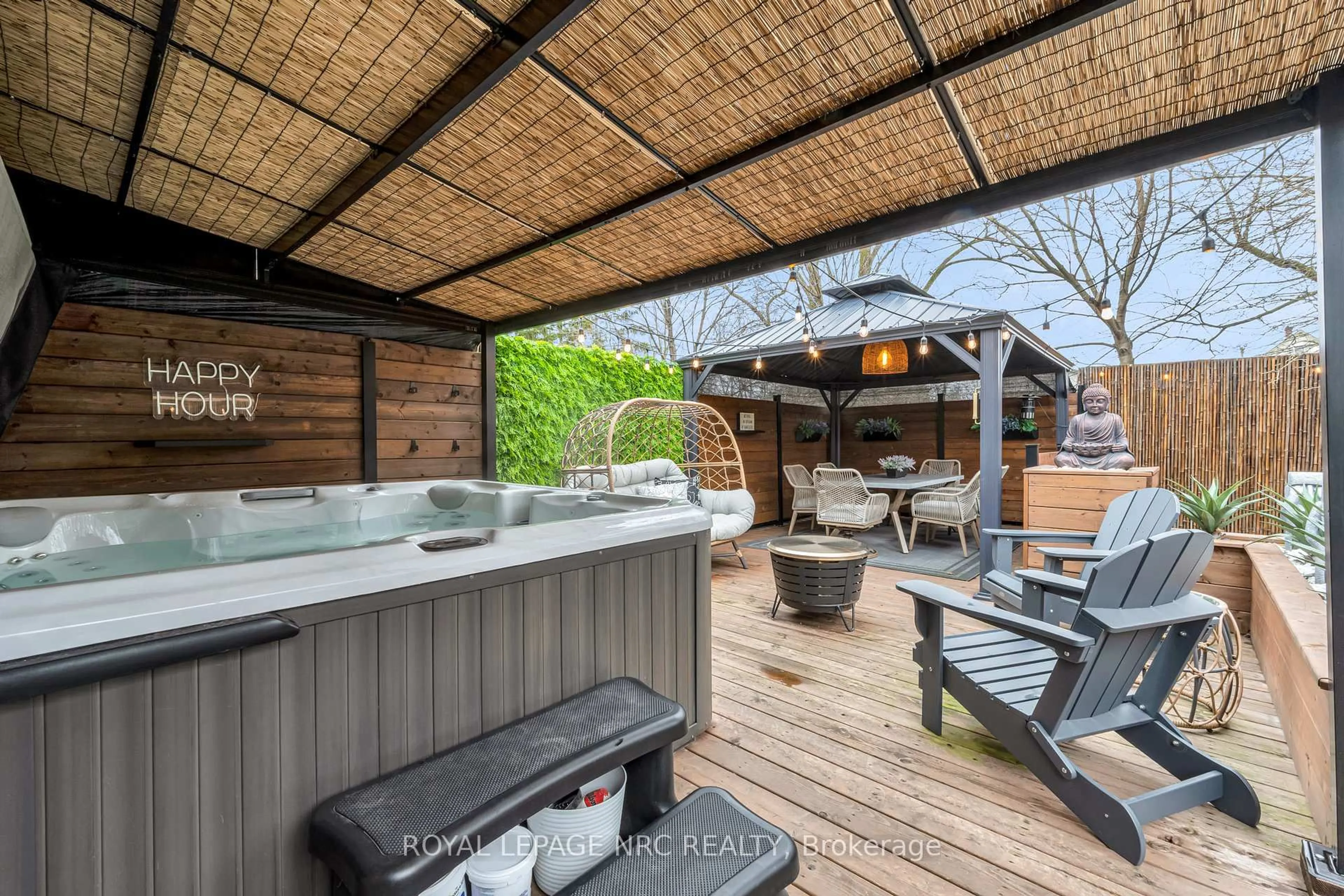 Patio, street for 34 Dodds Crt, Fort Erie Ontario L2A 5Z2