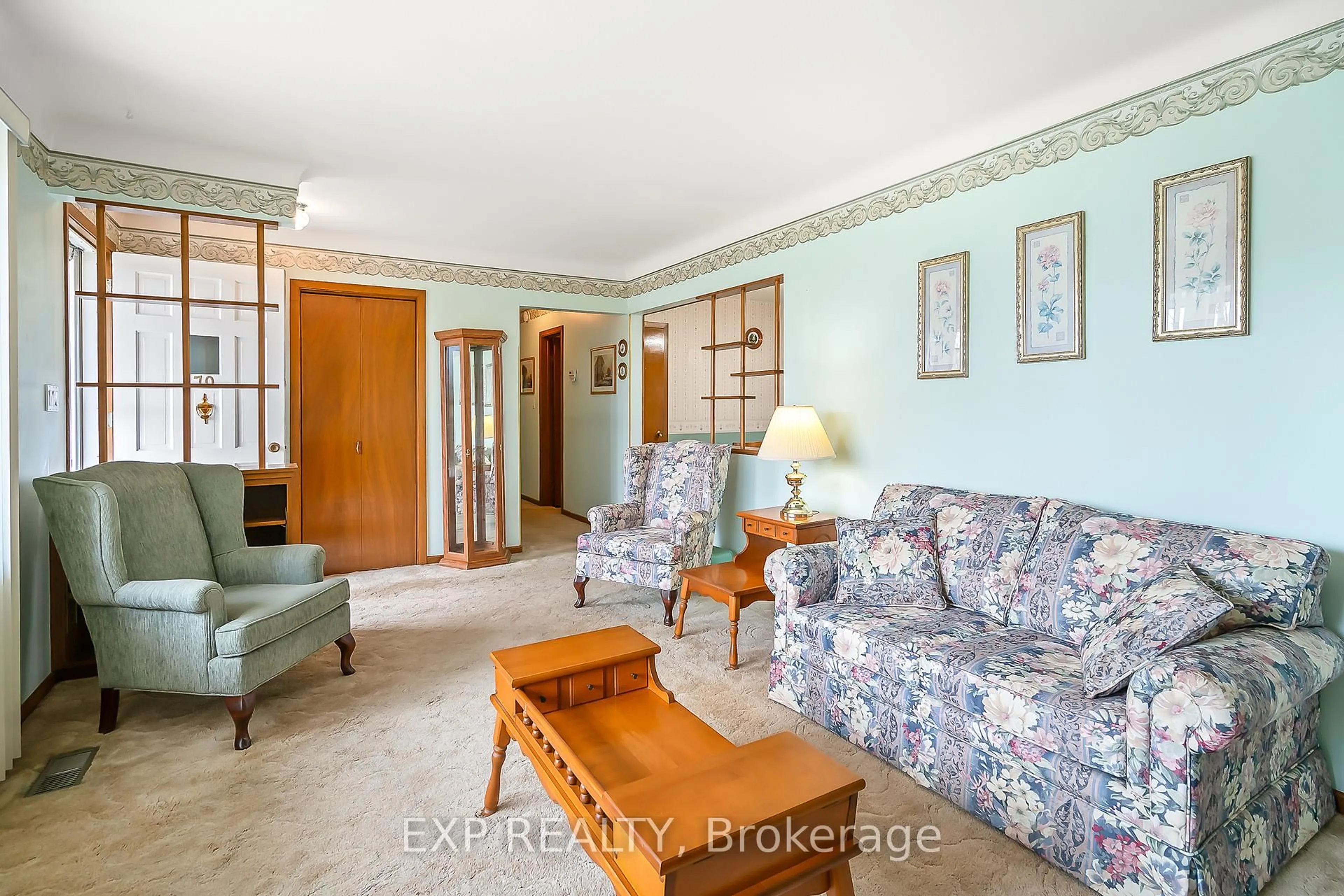 Living room with furniture, unknown for 70 Radford Ave, Fort Erie Ontario L2A 5H8