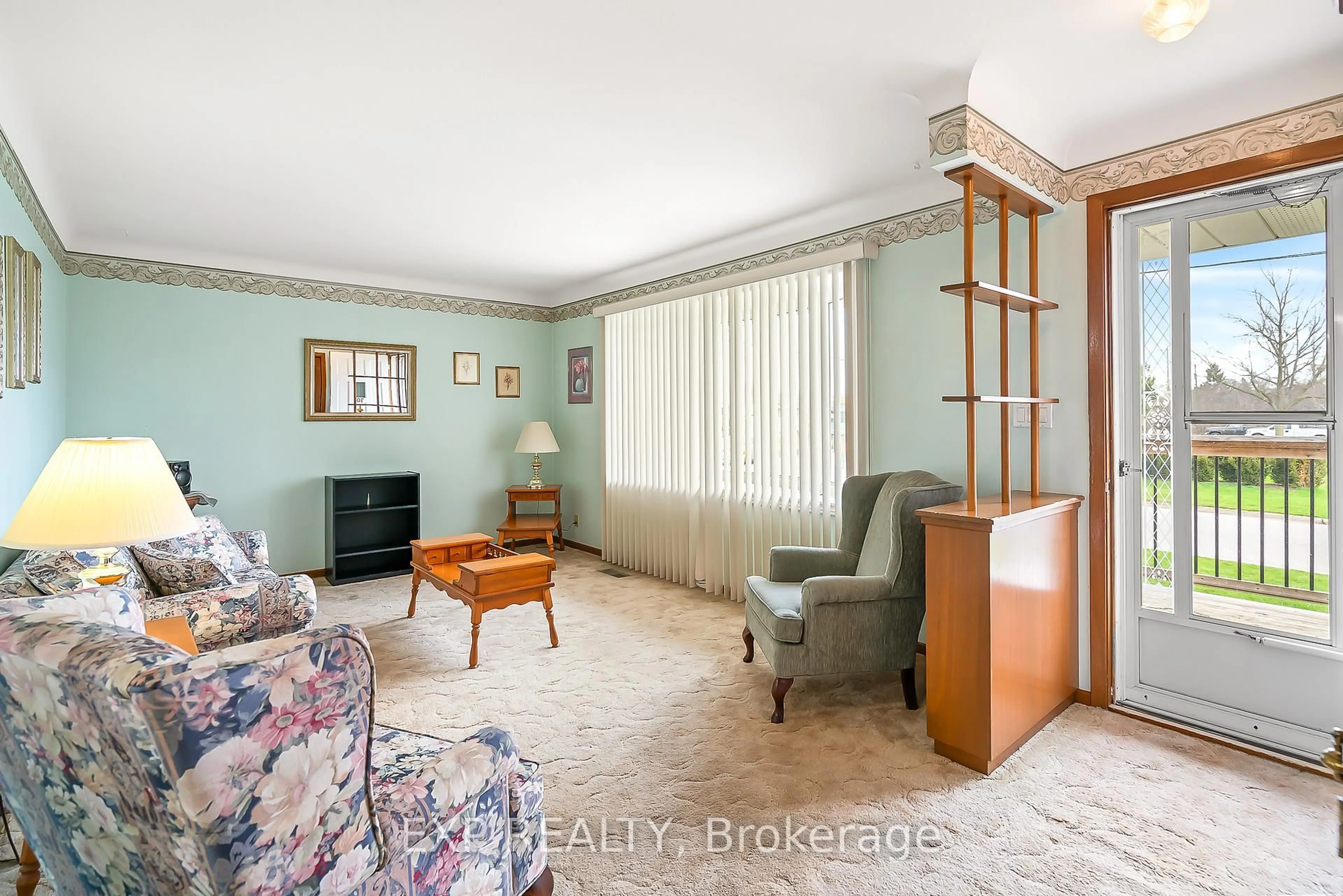 Living room with furniture, unknown for 70 Radford Ave, Fort Erie Ontario L2A 5H8