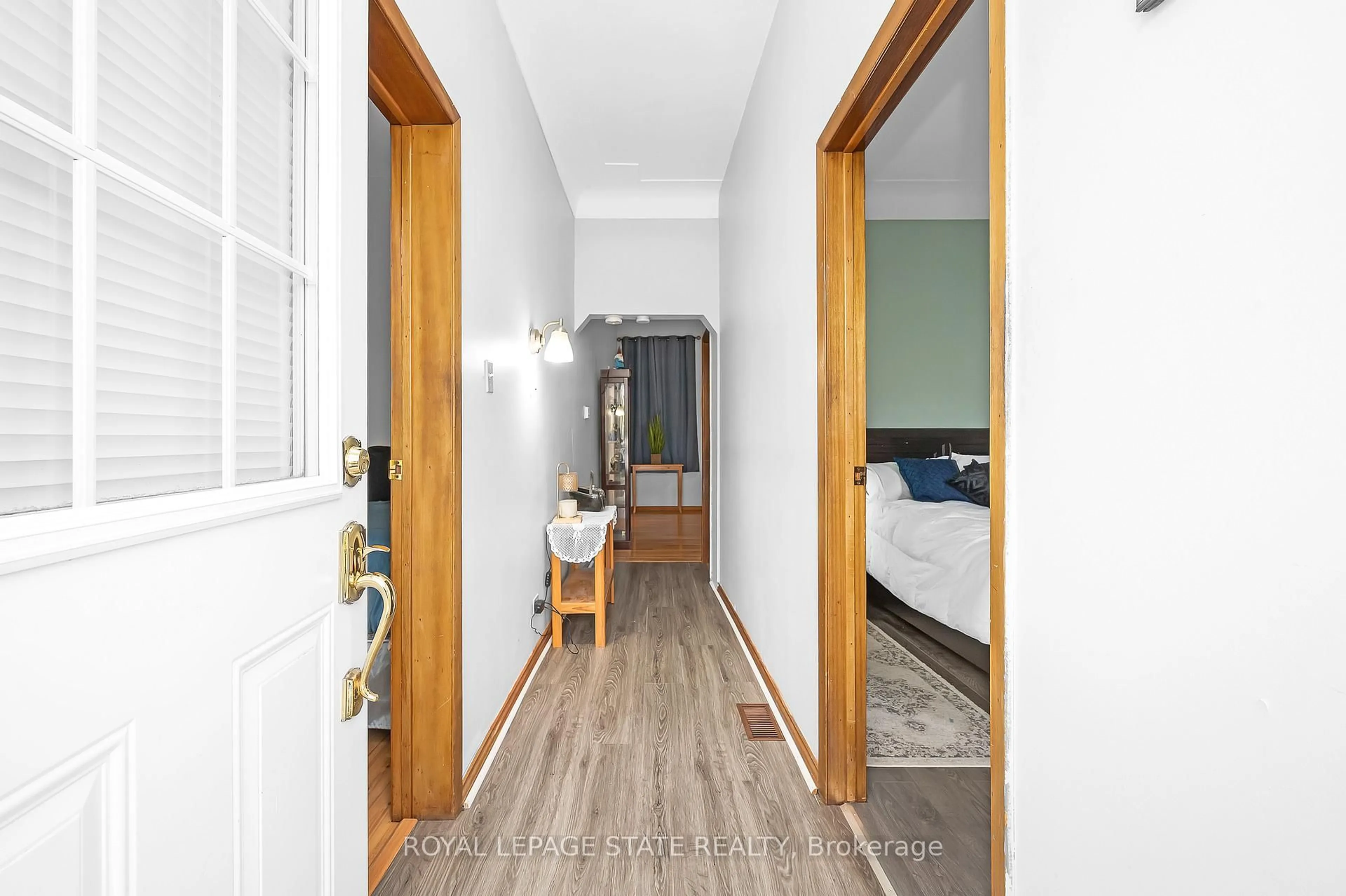 Indoor foyer for 127 East Ave, Hamilton Ontario L8L 5H6