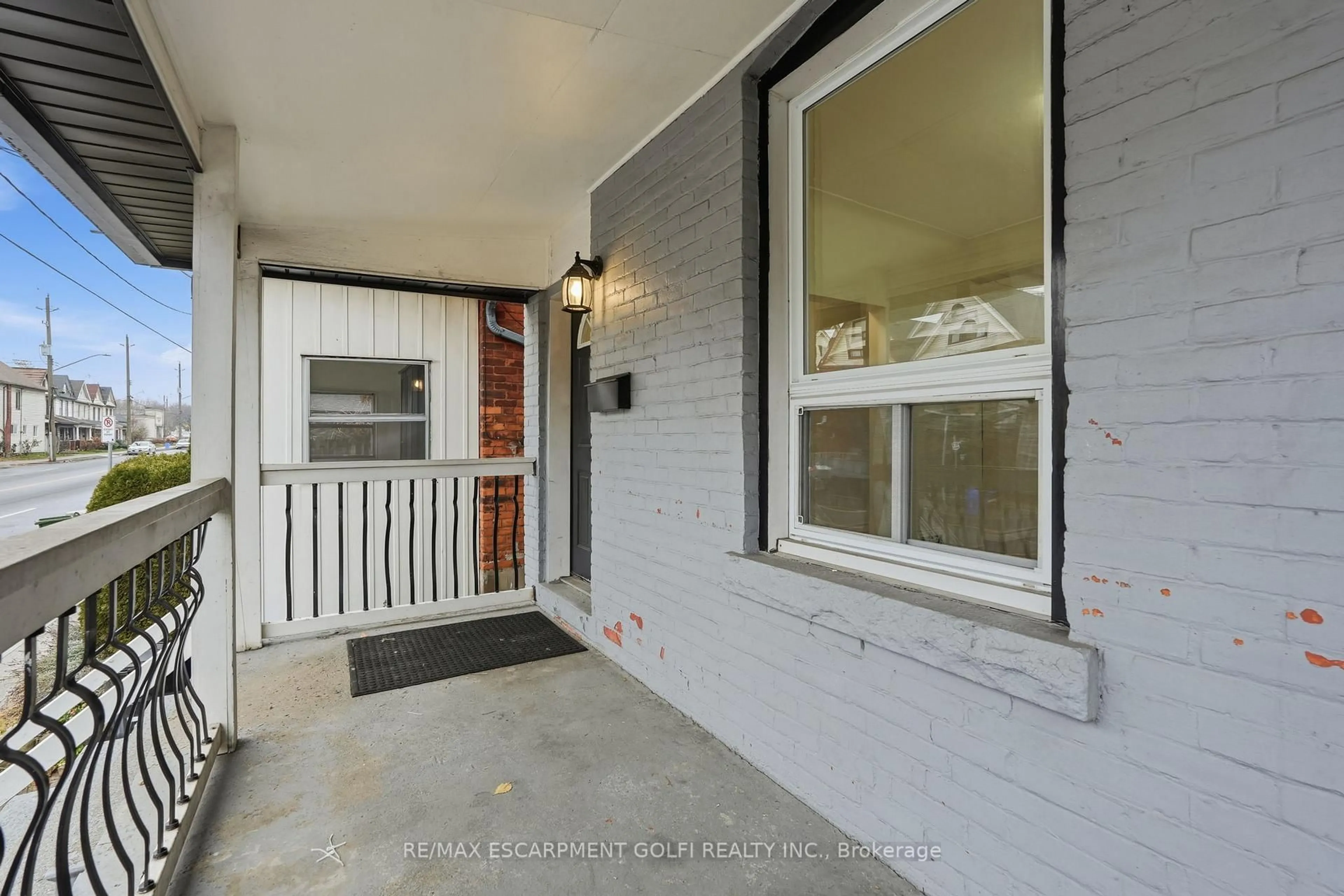 Indoor entryway for 39 Burlington St, Hamilton Ontario L8L 4G3