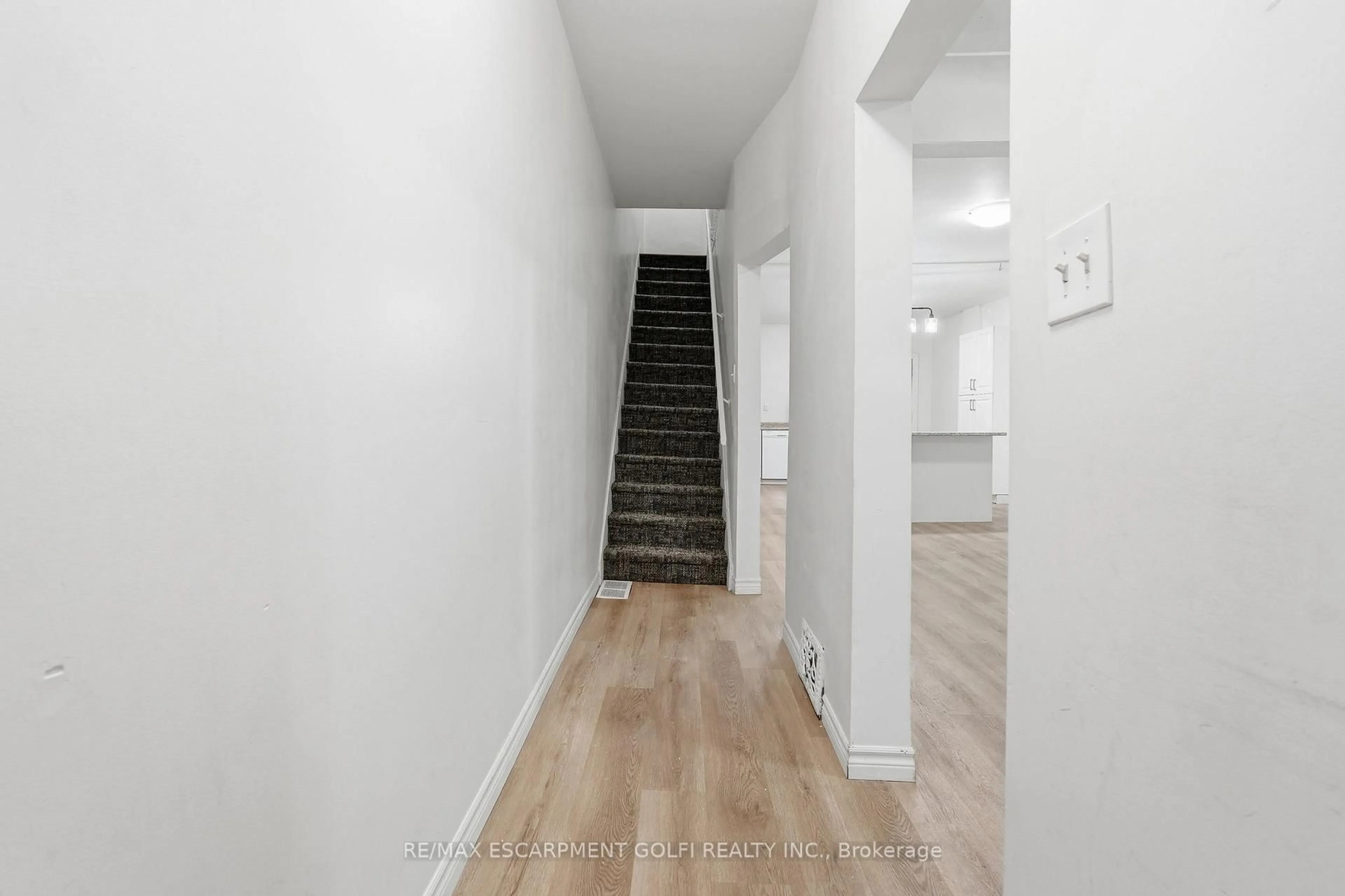 Unknown for 39 Burlington St, Hamilton Ontario L8L 4G3