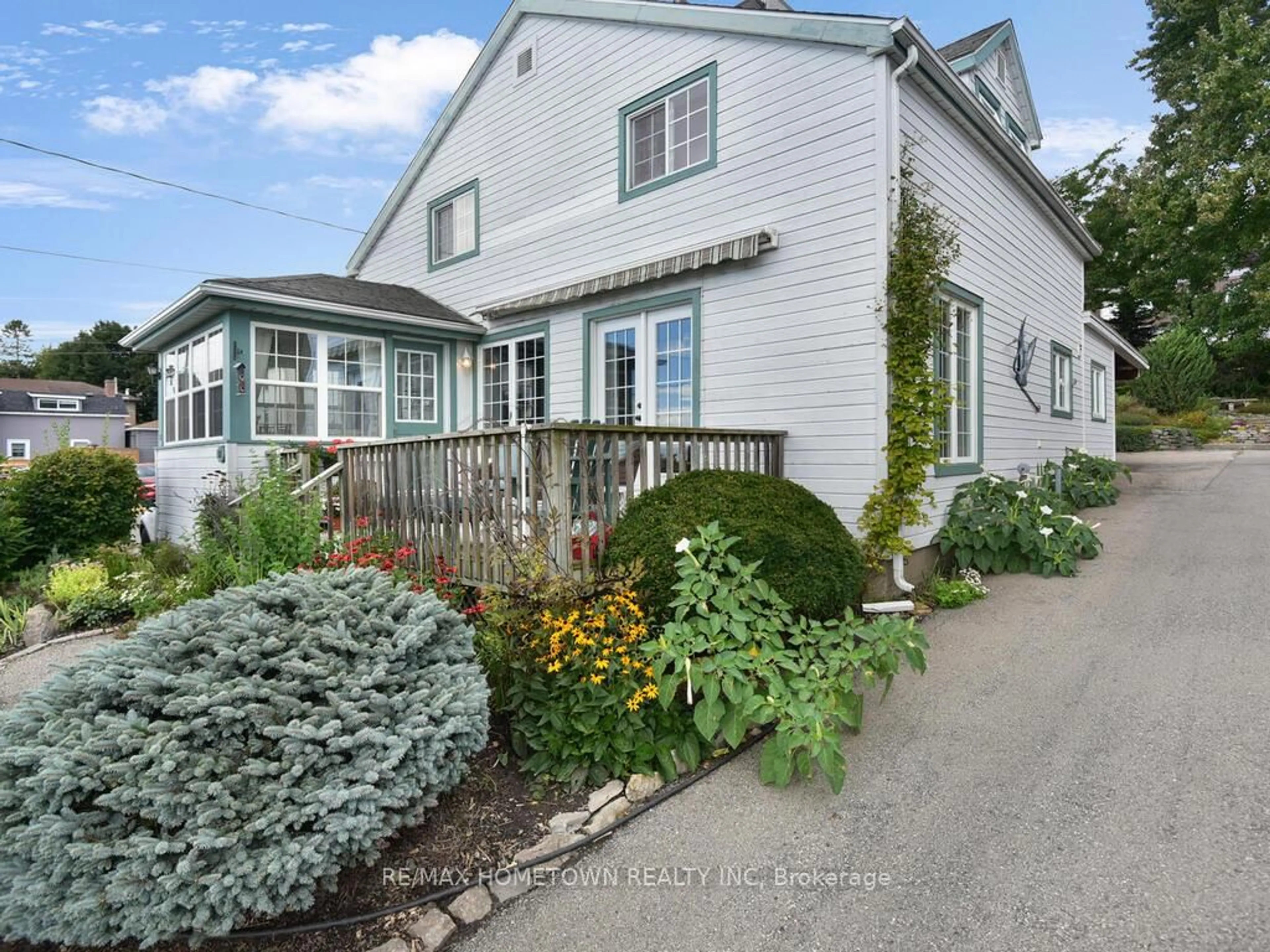 A pic from outside/outdoor area/front of a property/back of a property/a pic from drone, street for 92 WATER St, Brockville Ontario K6V 1A5