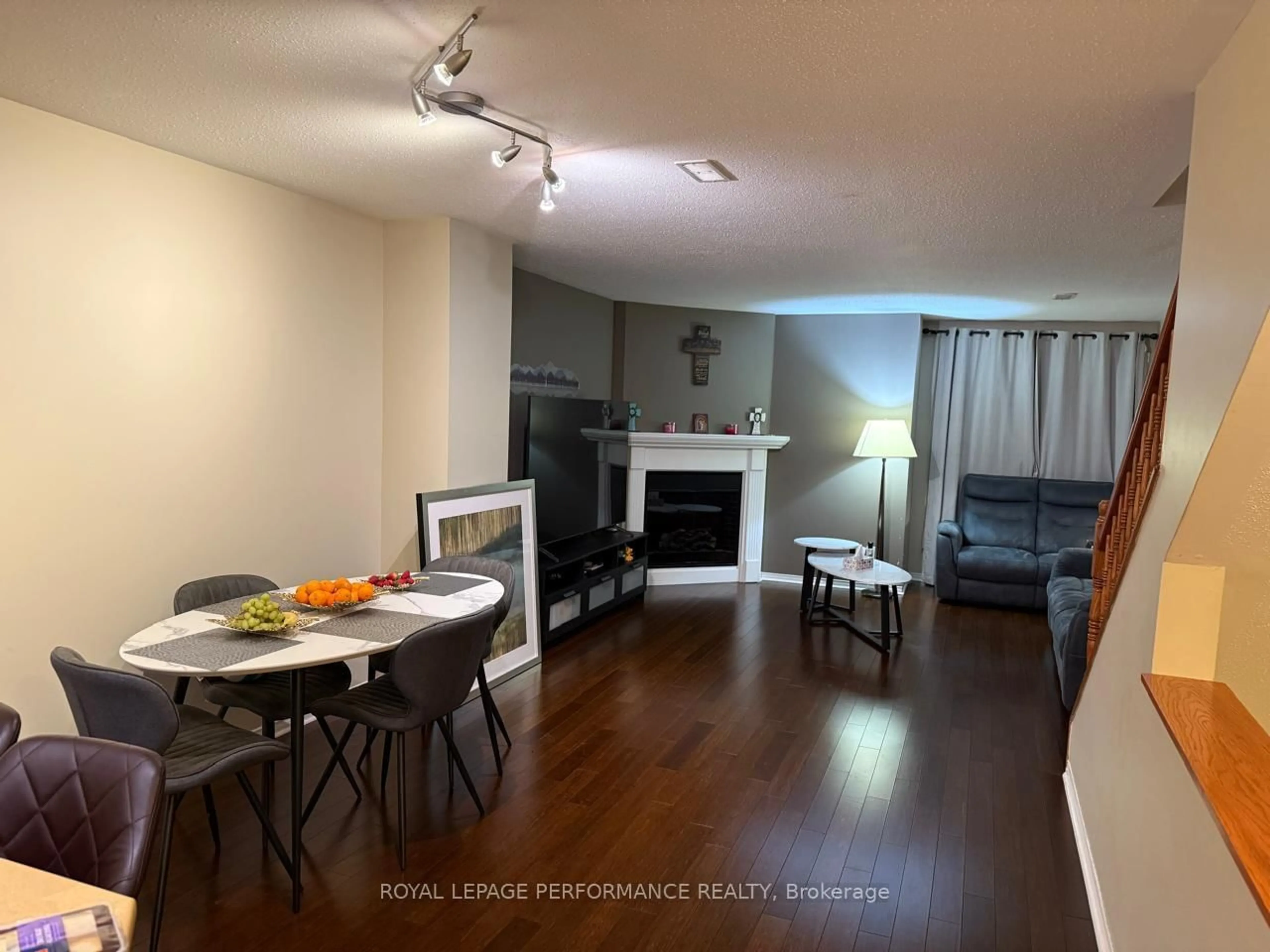 Unknown for 390 CROWNRIDGE Dr, Kanata Ontario K2M 3A4