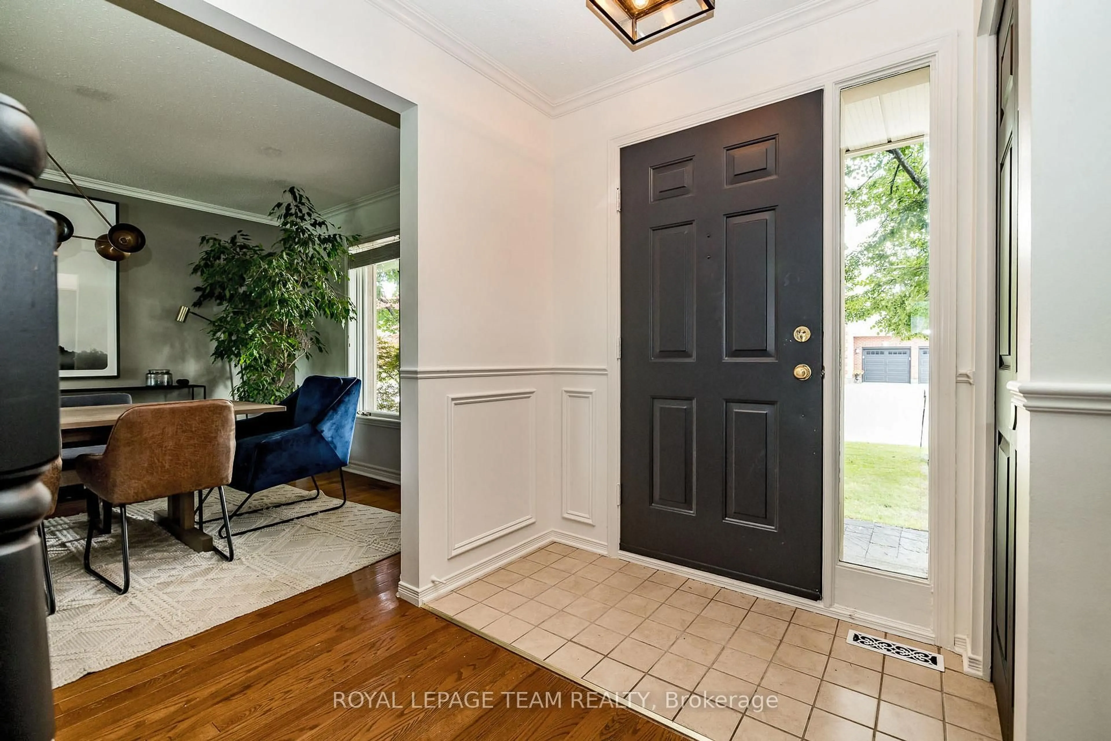 Indoor entryway for 87 BEECHFERN Dr, Stittsville Ontario K2S 1E3