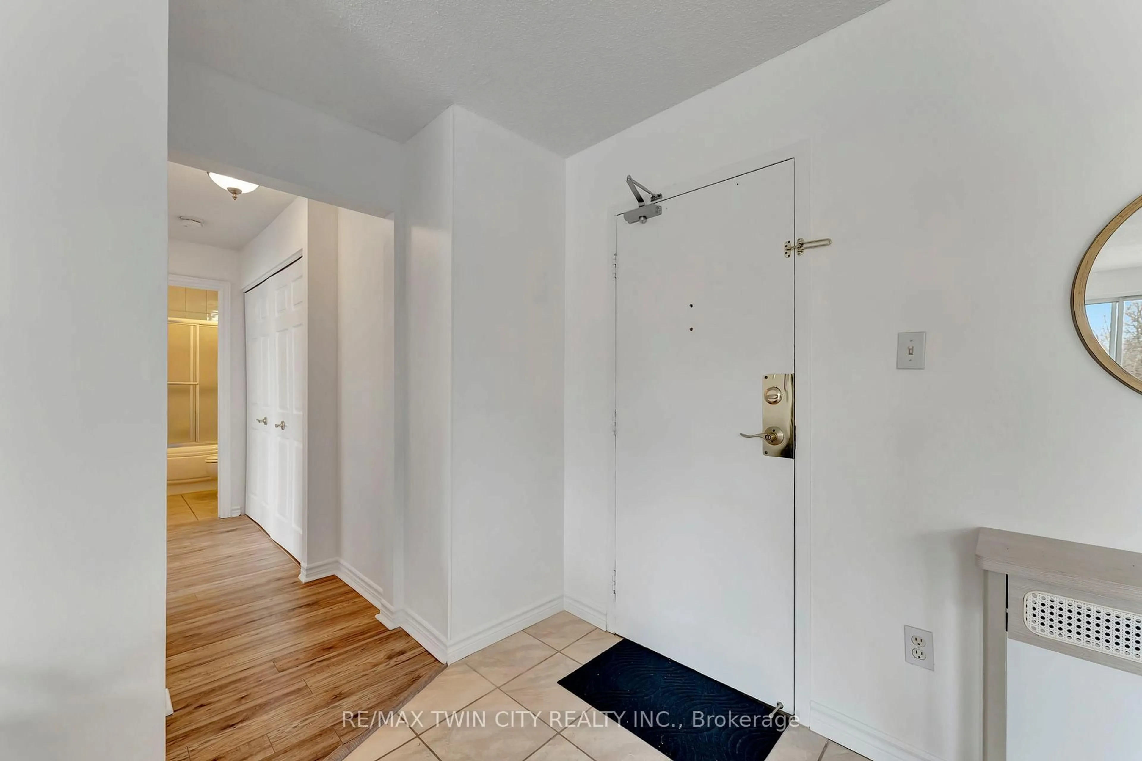 Indoor entryway for 793 Colborne St #207, Brantford Ontario N3S 7J3