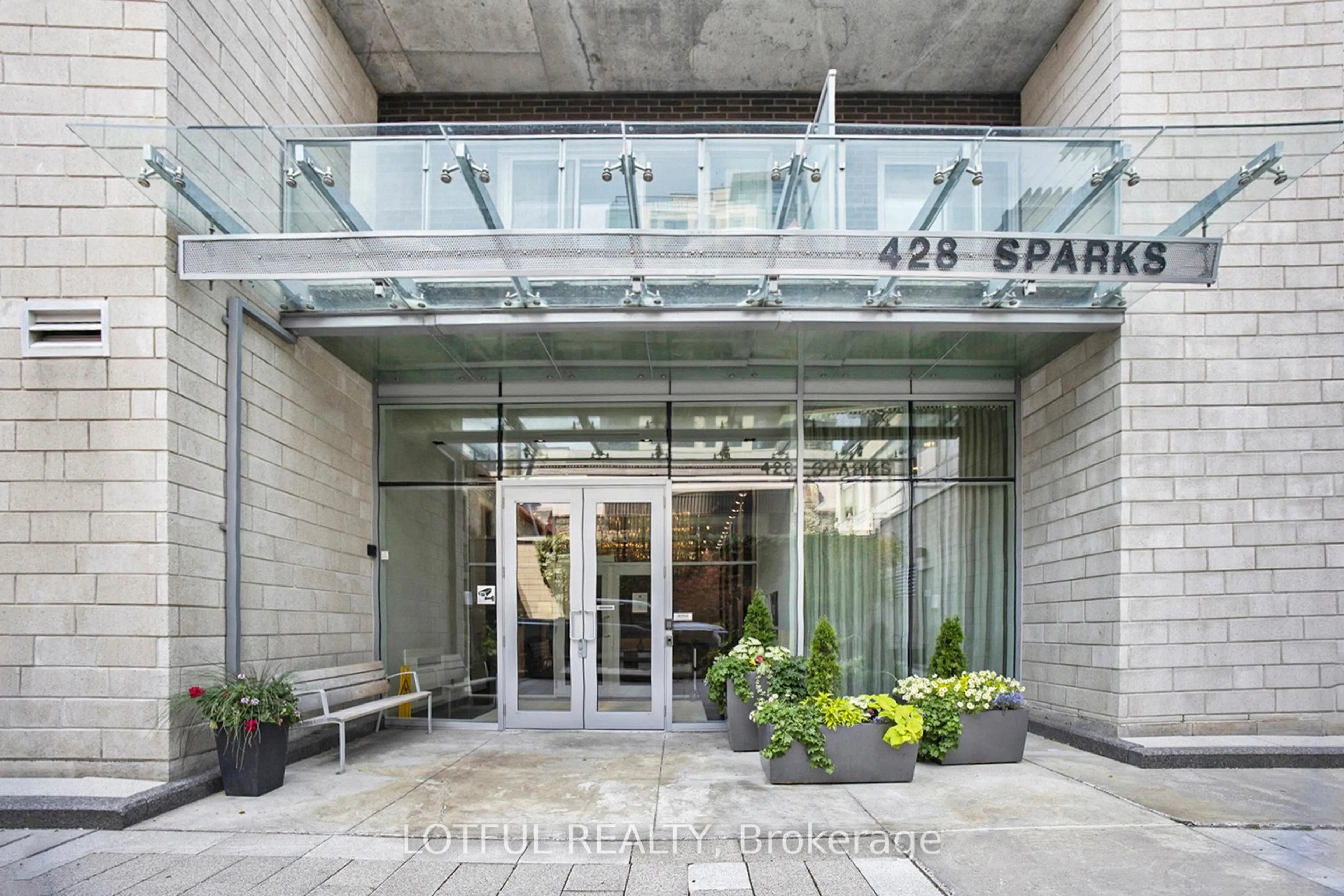 Indoor foyer for 428 Sparks St #601, Ottawa Ontario K1R 0B3