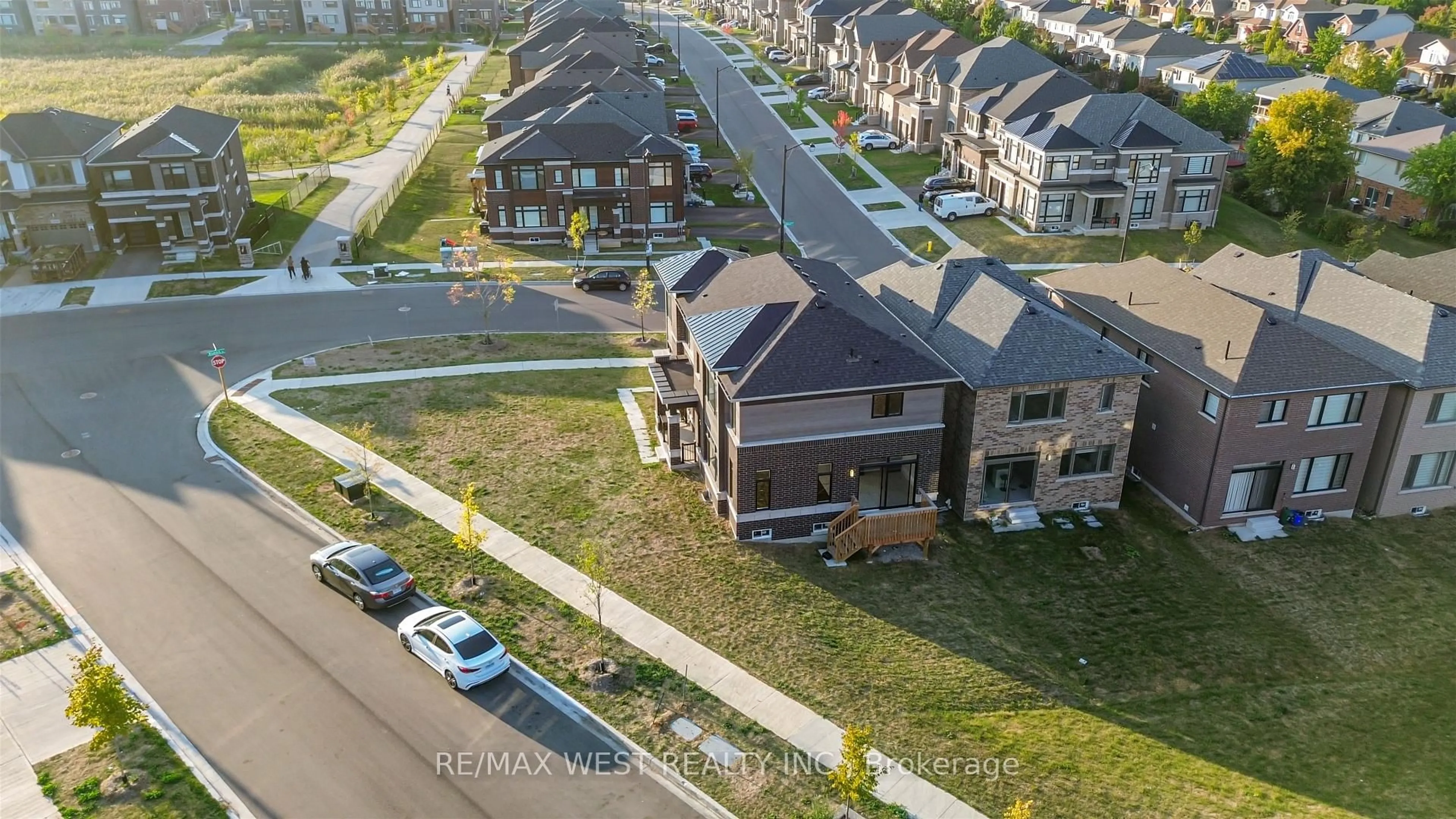A pic from outside/outdoor area/front of a property/back of a property/a pic from drone, street for 297 Bismark Dr, Cambridge Ontario N1S 0C6