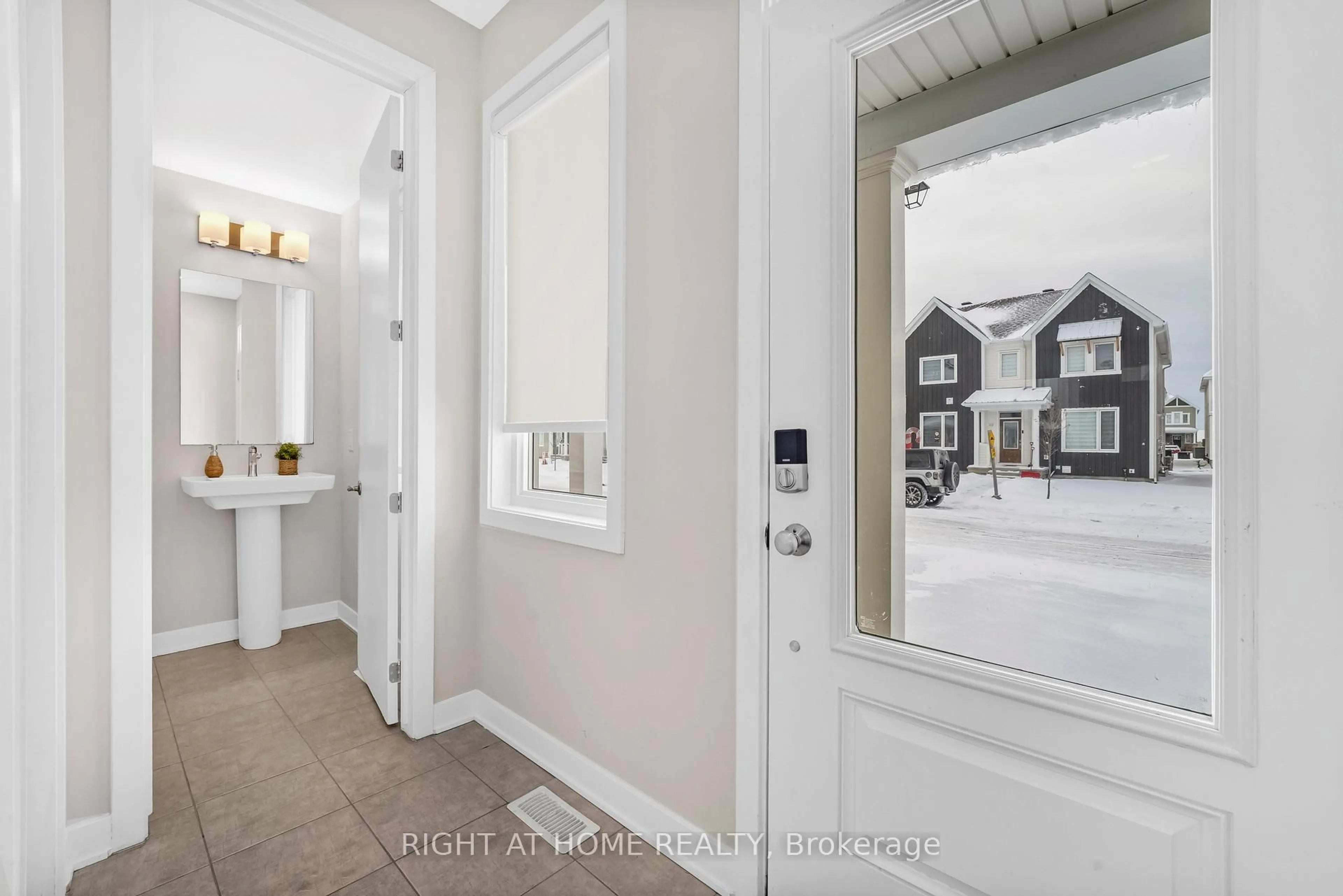 Indoor entryway for 30 Chasing Grve, Richmond Ontario K0A 2Z0