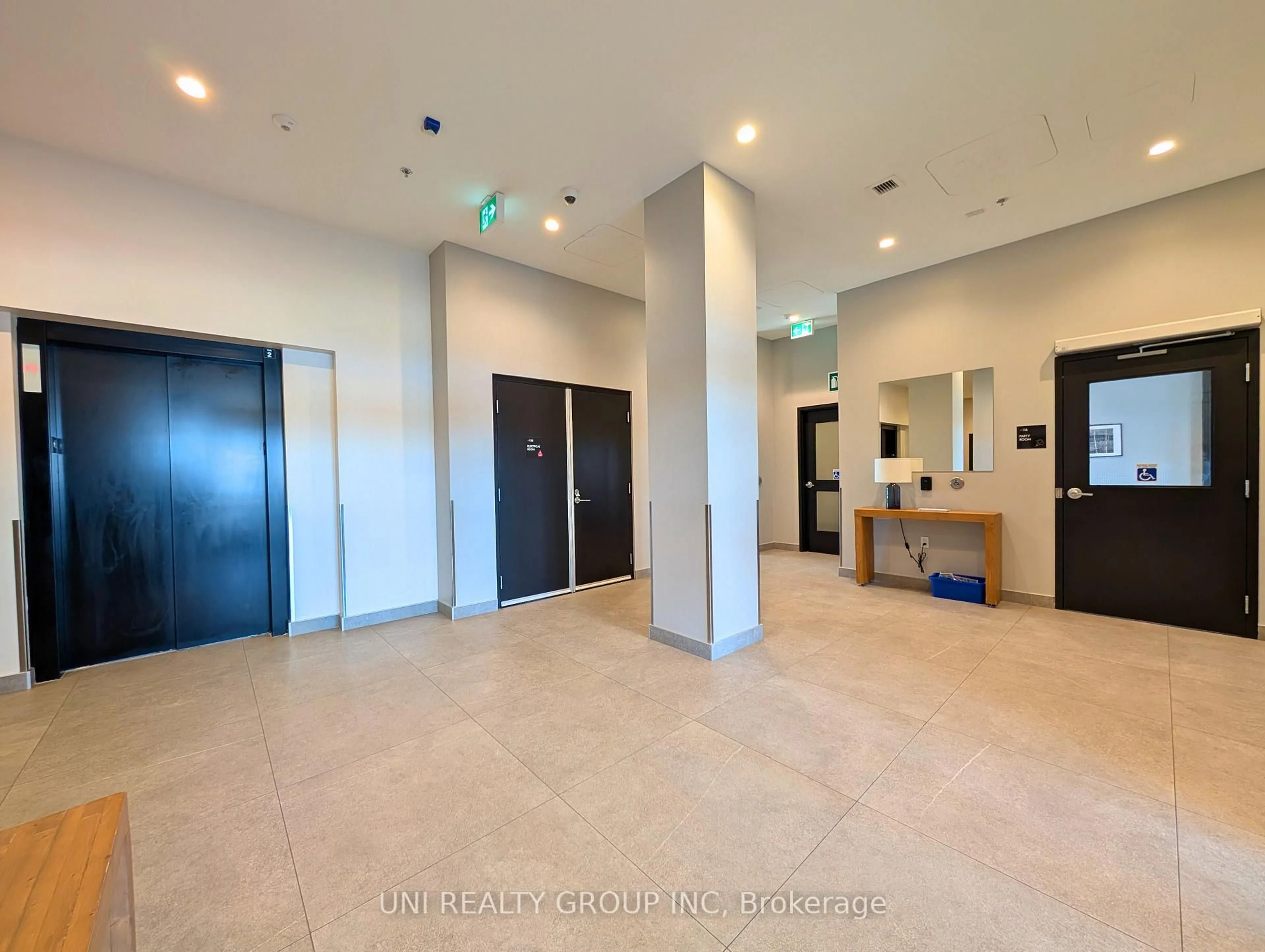 Indoor foyer for 1350 Hemlock Rd #513, Ottawa Ontario K1K 5C2