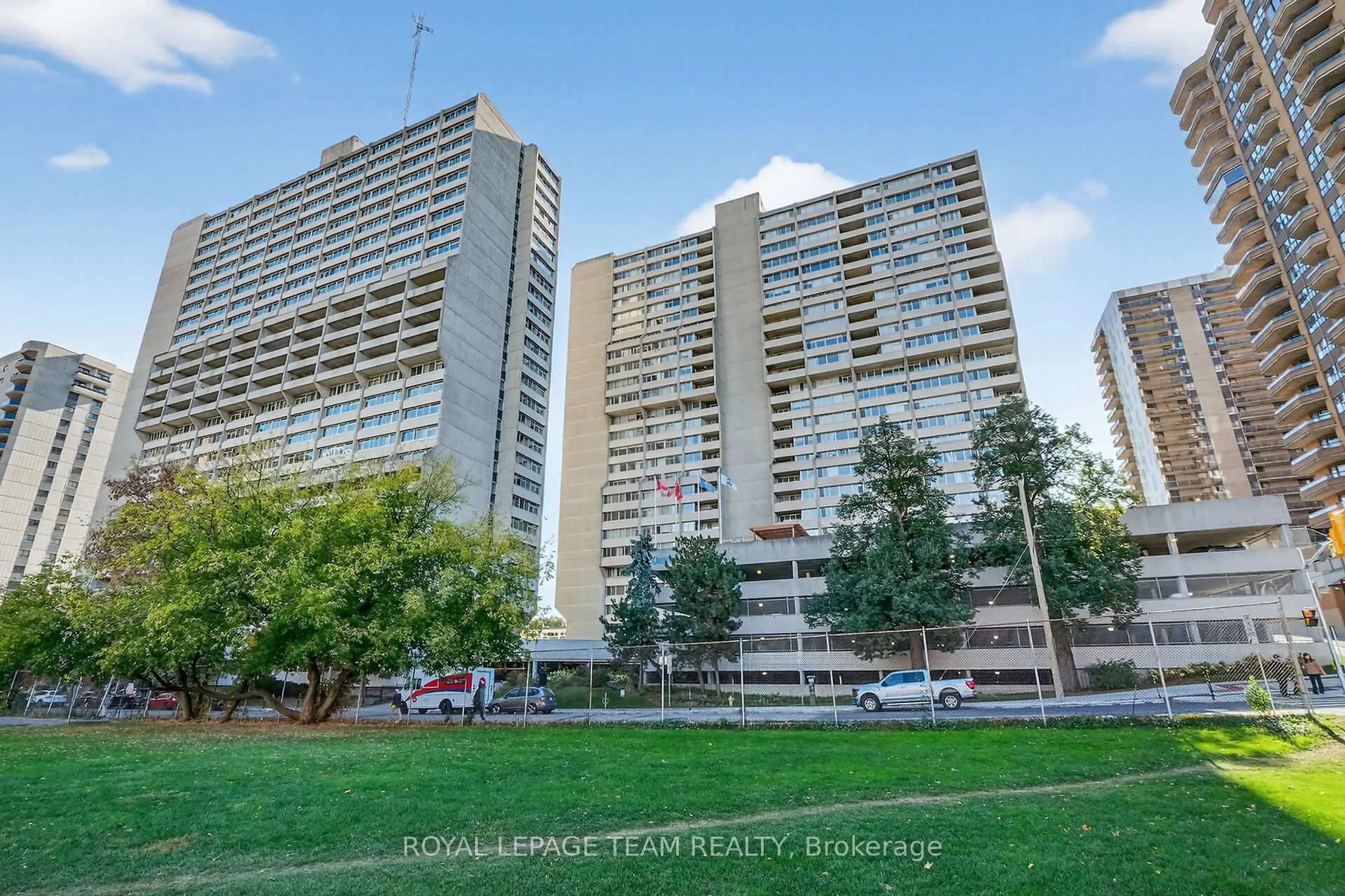 A pic from outside/outdoor area/front of a property/back of a property/a pic from drone, city buildings view from balcony for 530 Laurier Ave #1801, Ottawa Ontario K1R 7T1
