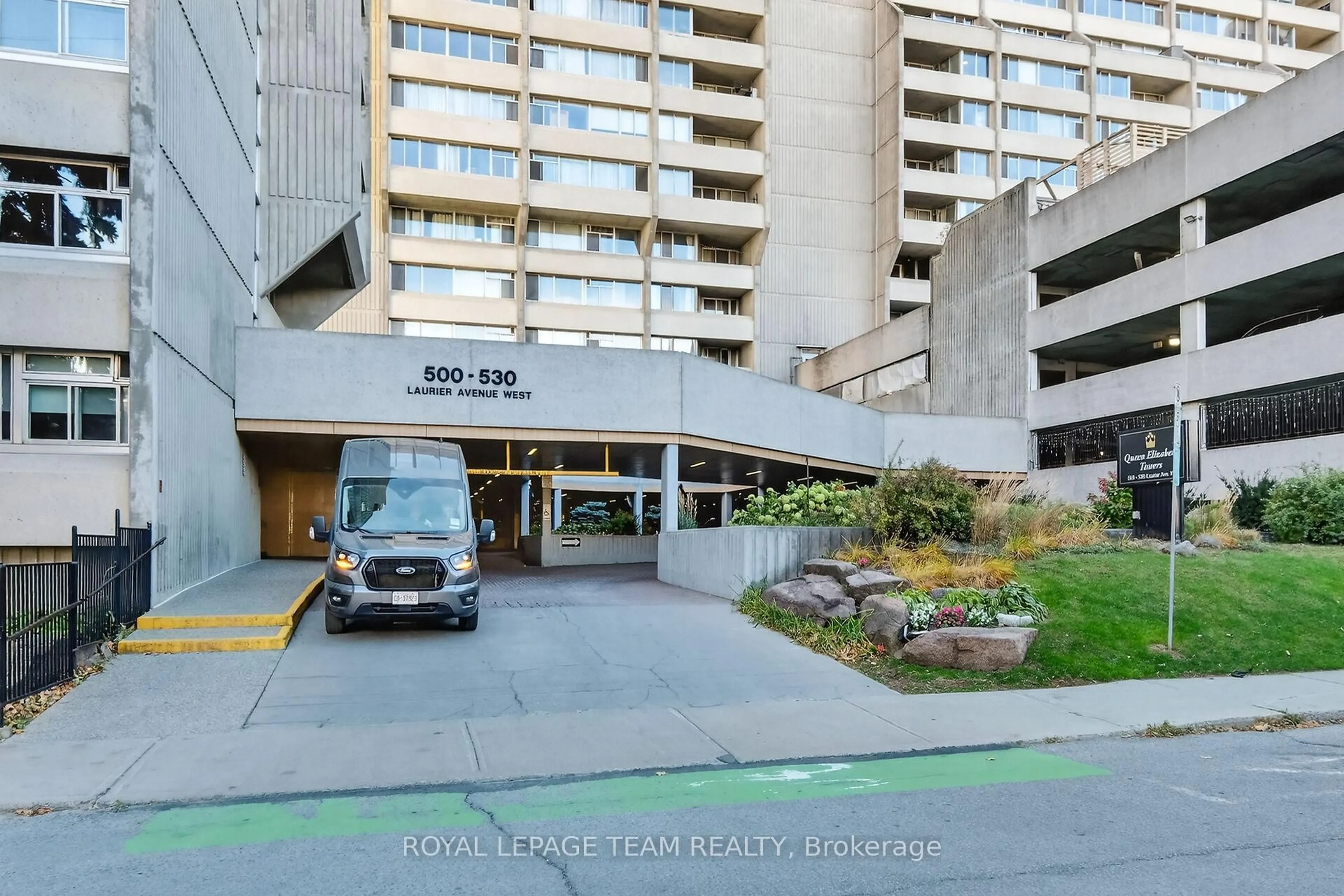 Indoor foyer for 530 Laurier Ave #1801, Ottawa Ontario K1R 7T1