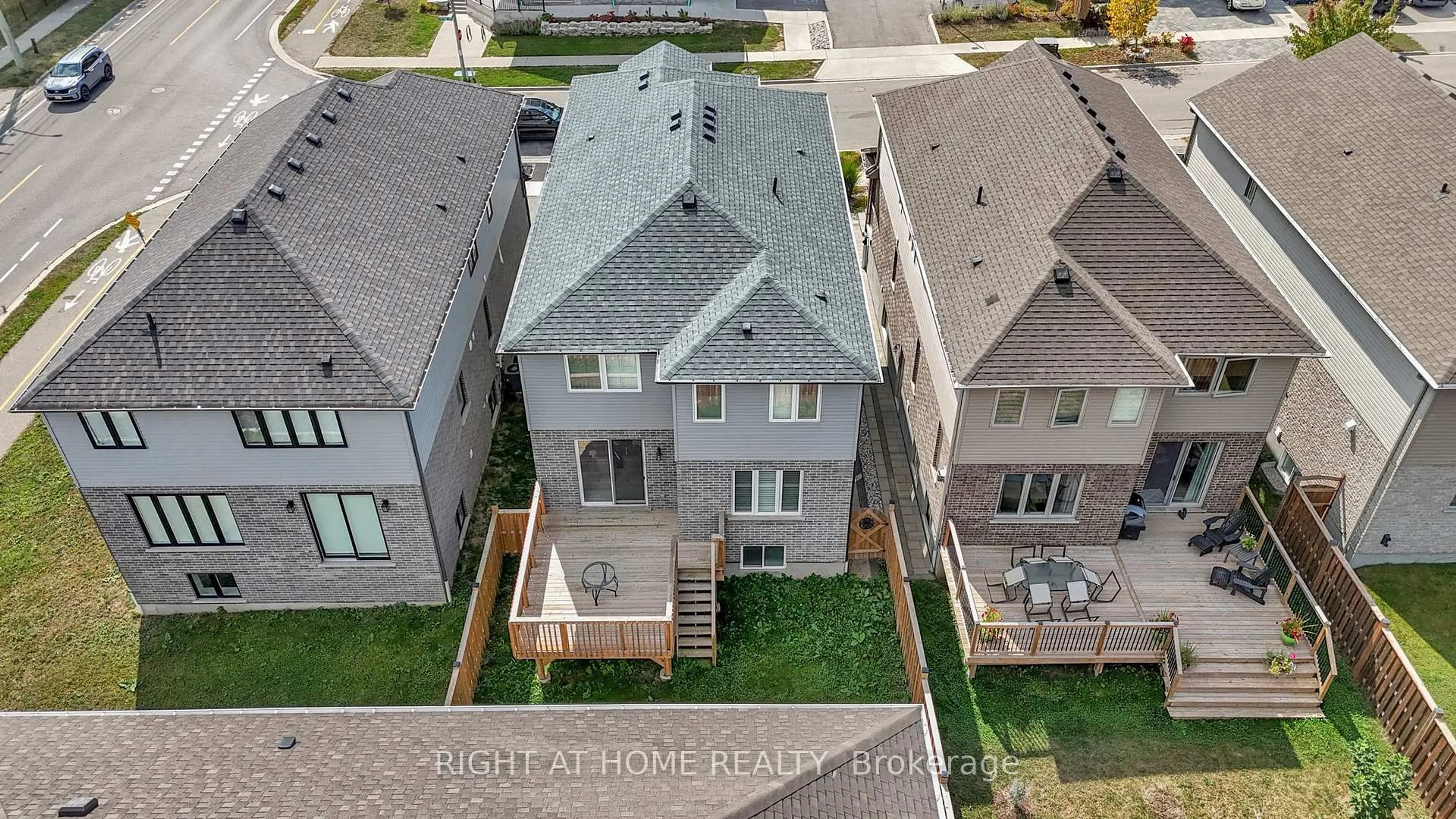 A pic from outside/outdoor area/front of a property/back of a property/a pic from drone, street for 321 Carriage Way, Waterloo Ontario N2K 0C2