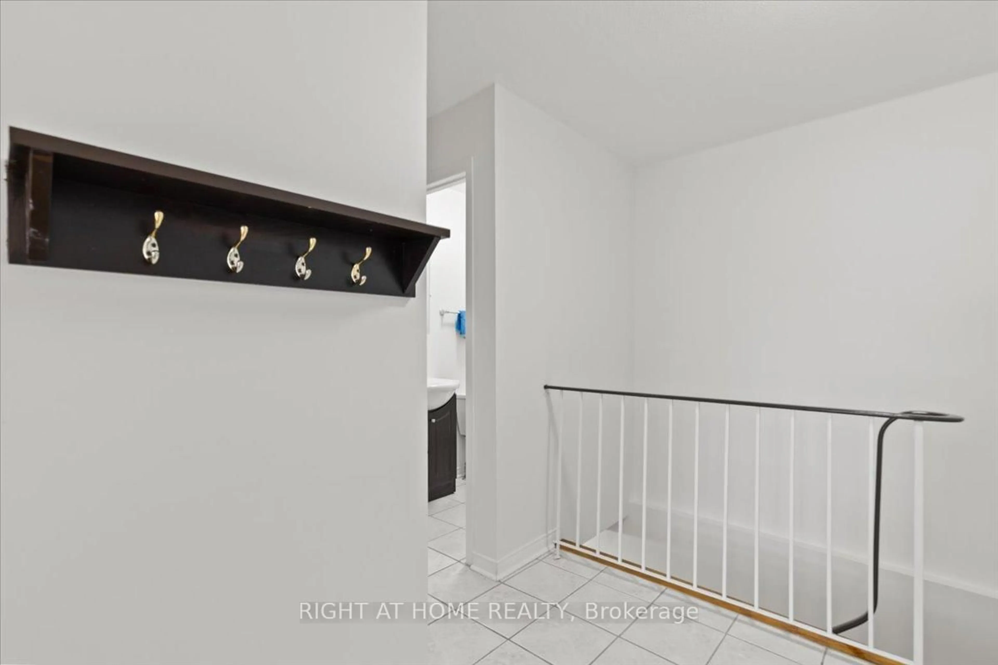 Indoor entryway for 520 Fenerty Crt #3, Ottawa Ontario K2L 3B1