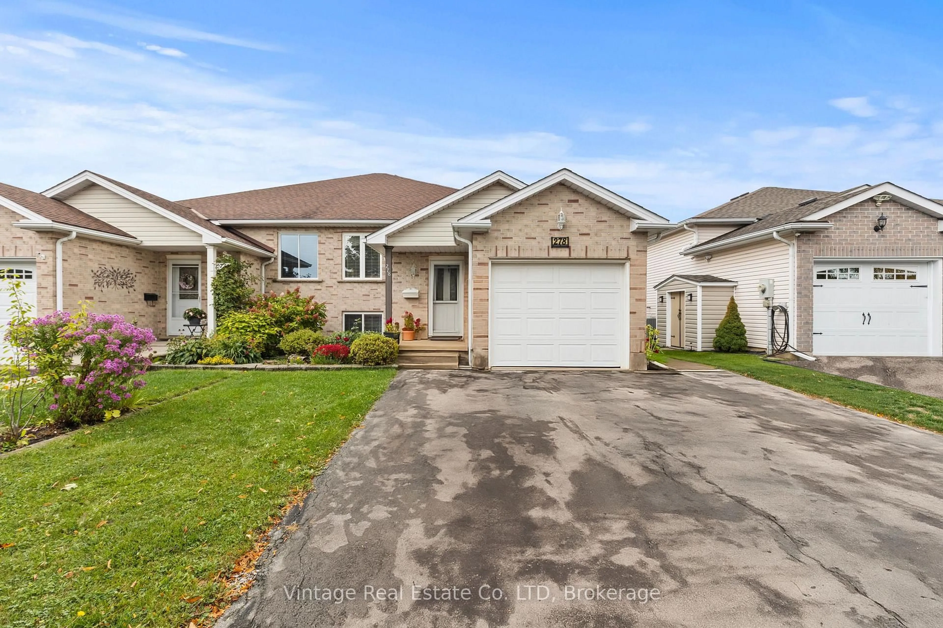 Home with vinyl exterior material, street for 278 Oakcrest Ave, Welland Ontario L3C 7K3