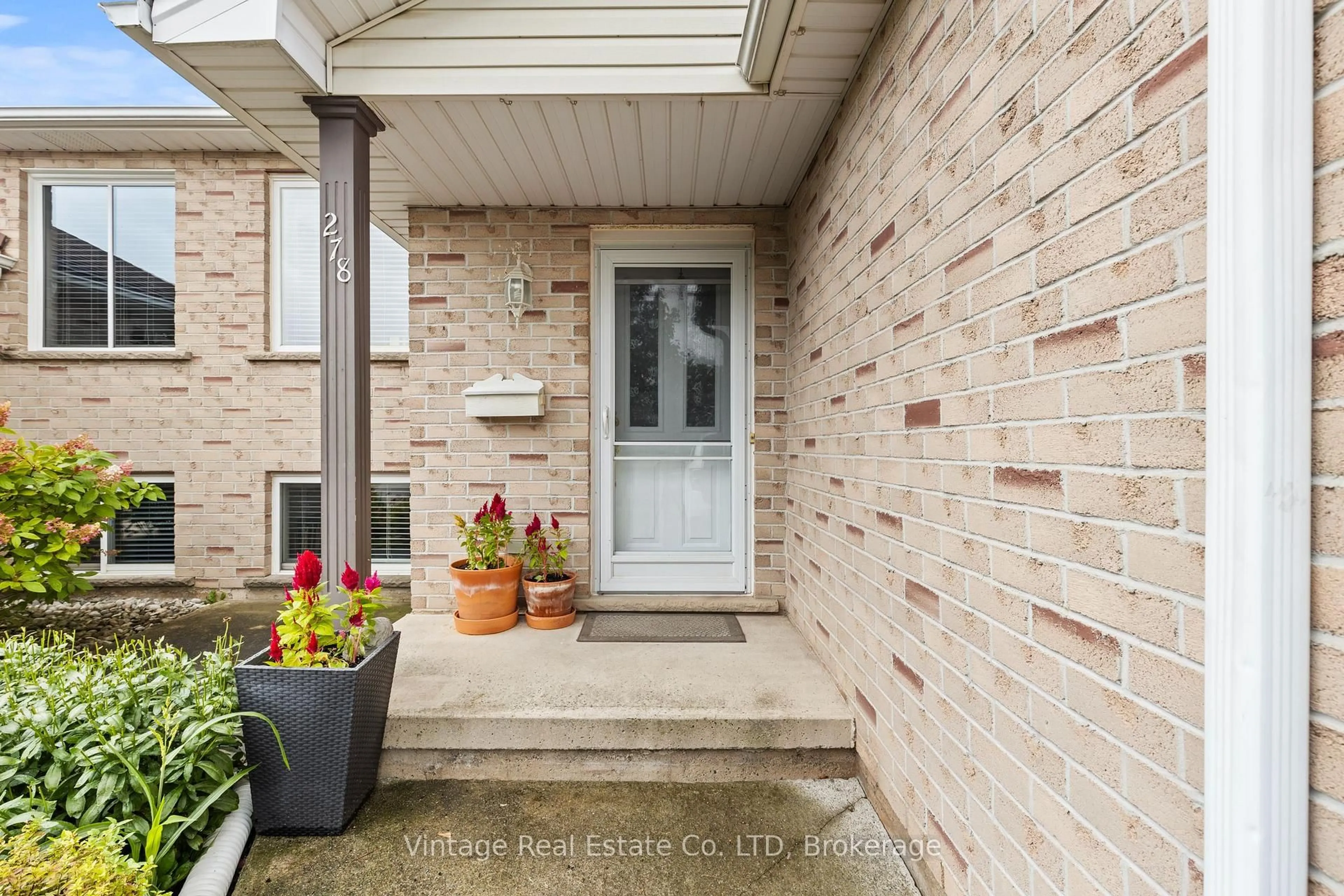 Indoor entryway for 278 Oakcrest Ave, Welland Ontario L3C 7K3