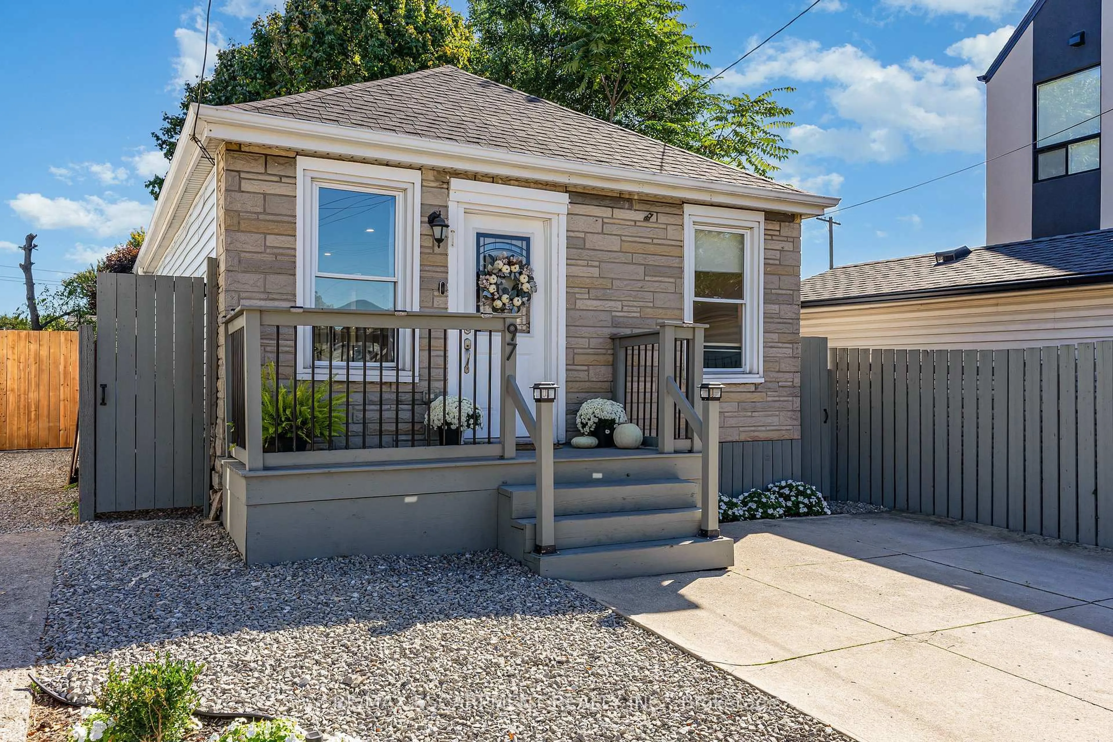 Unknown for 97 East 31st St, Hamilton Ontario L8V 3N9