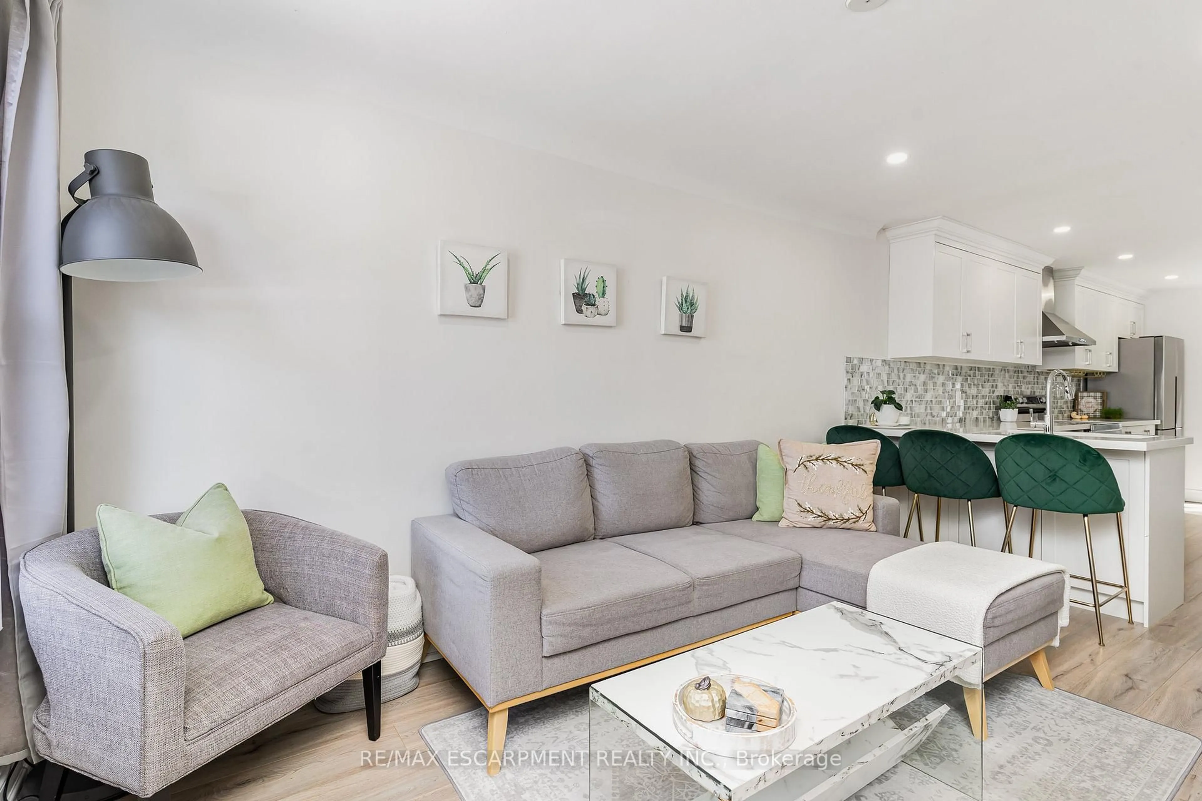 Living room with furniture, unknown for 97 East 31st St, Hamilton Ontario L8V 3N9