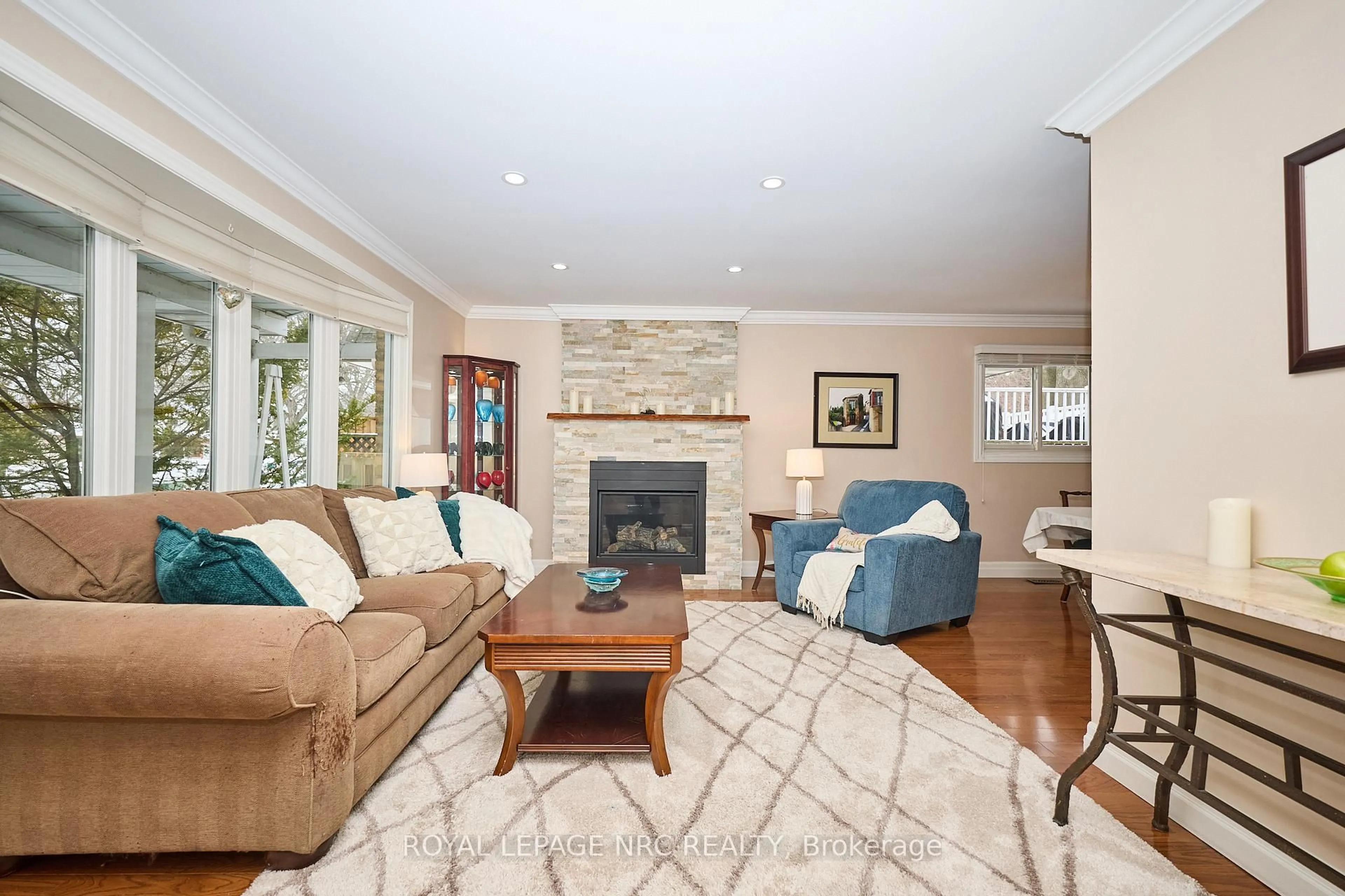 Living room with furniture, unknown for 29 Westgate Park Dr, St. Catharines Ontario L2N 5W8