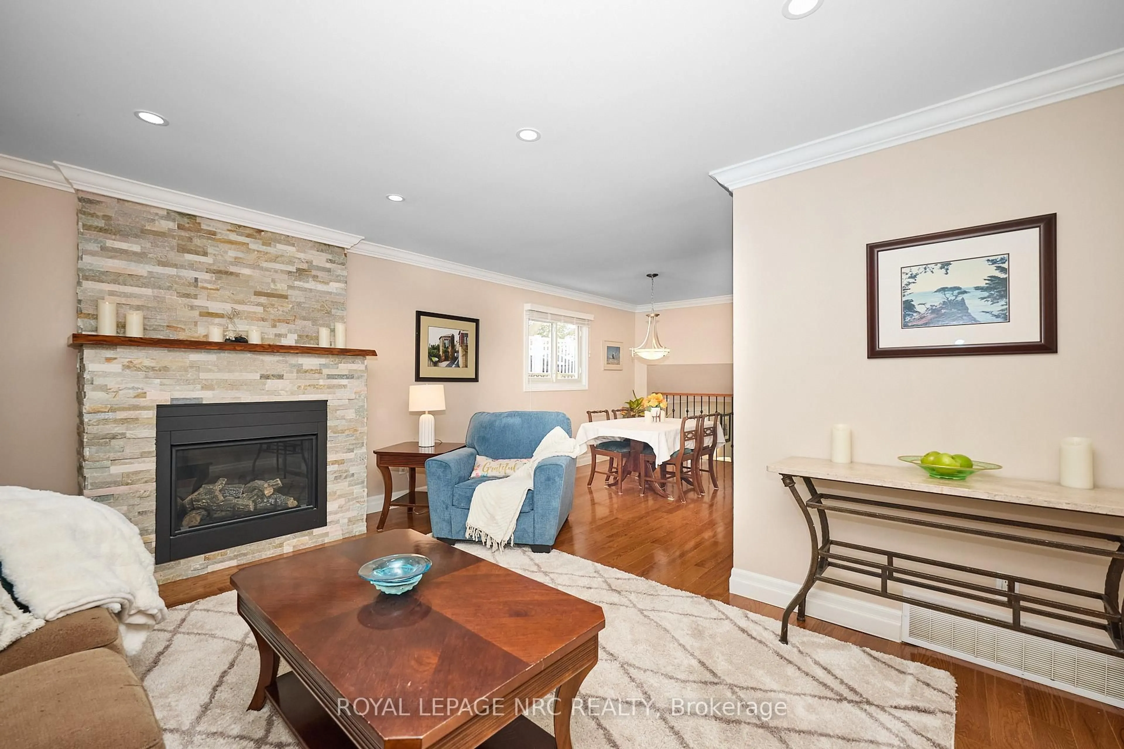 Living room with furniture, ceramic/tile floor for 29 Westgate Park Dr, St. Catharines Ontario L2N 5W8