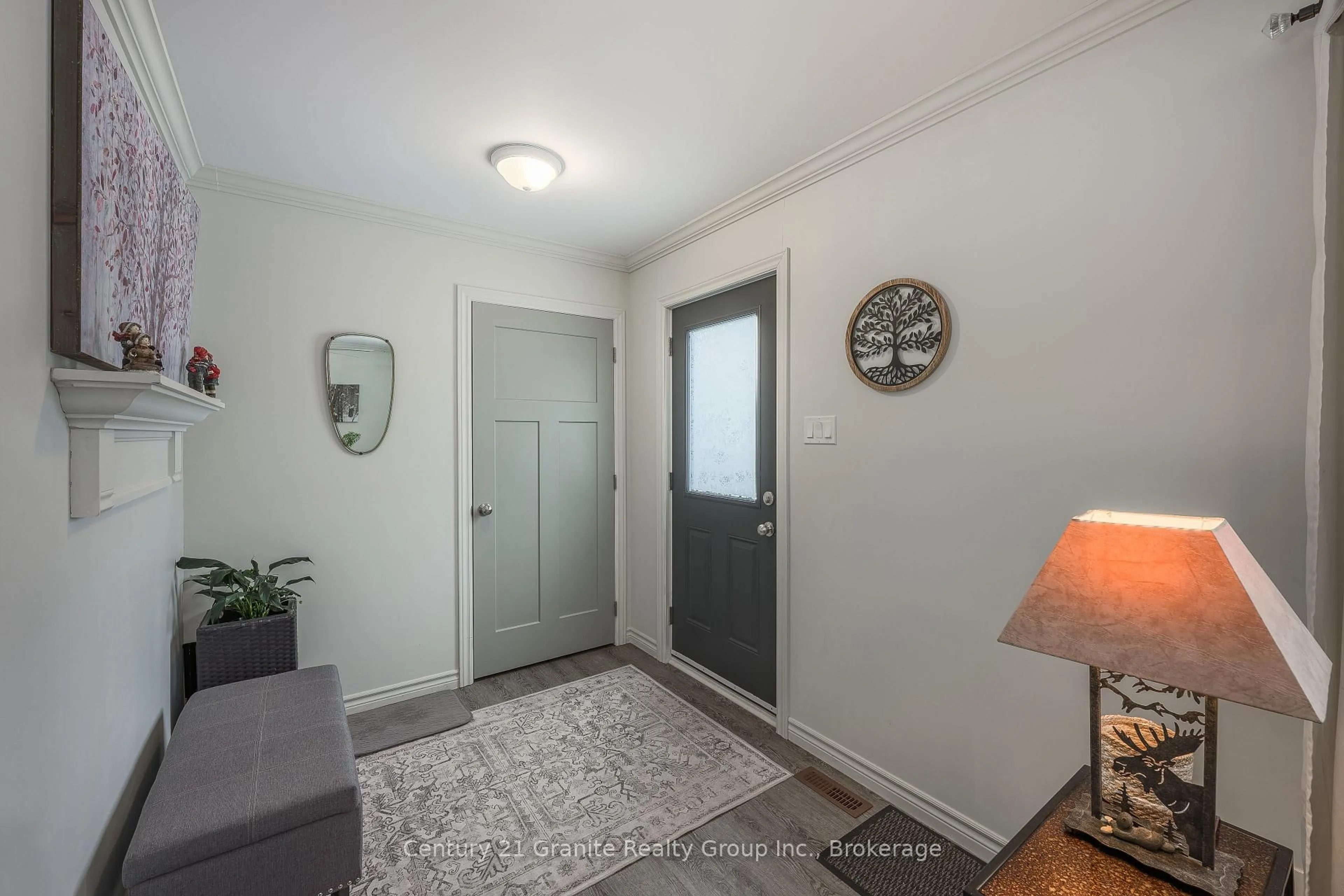 Indoor entryway for 1015 Guilford Crt, Dysart et al Ontario K0M 1S0