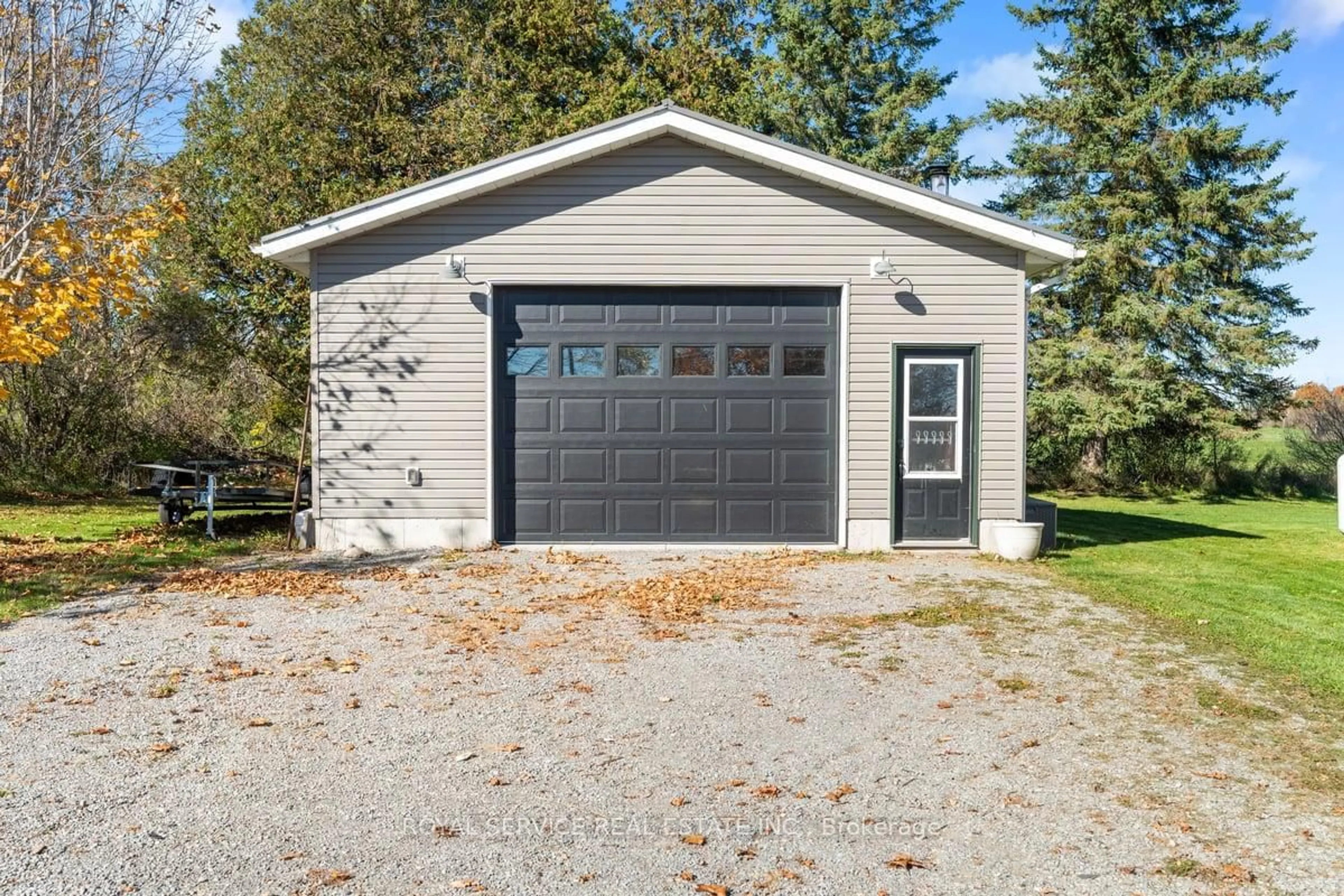Indoor garage for 247 Cooke Rd, Stirling Ontario K0K 3E0