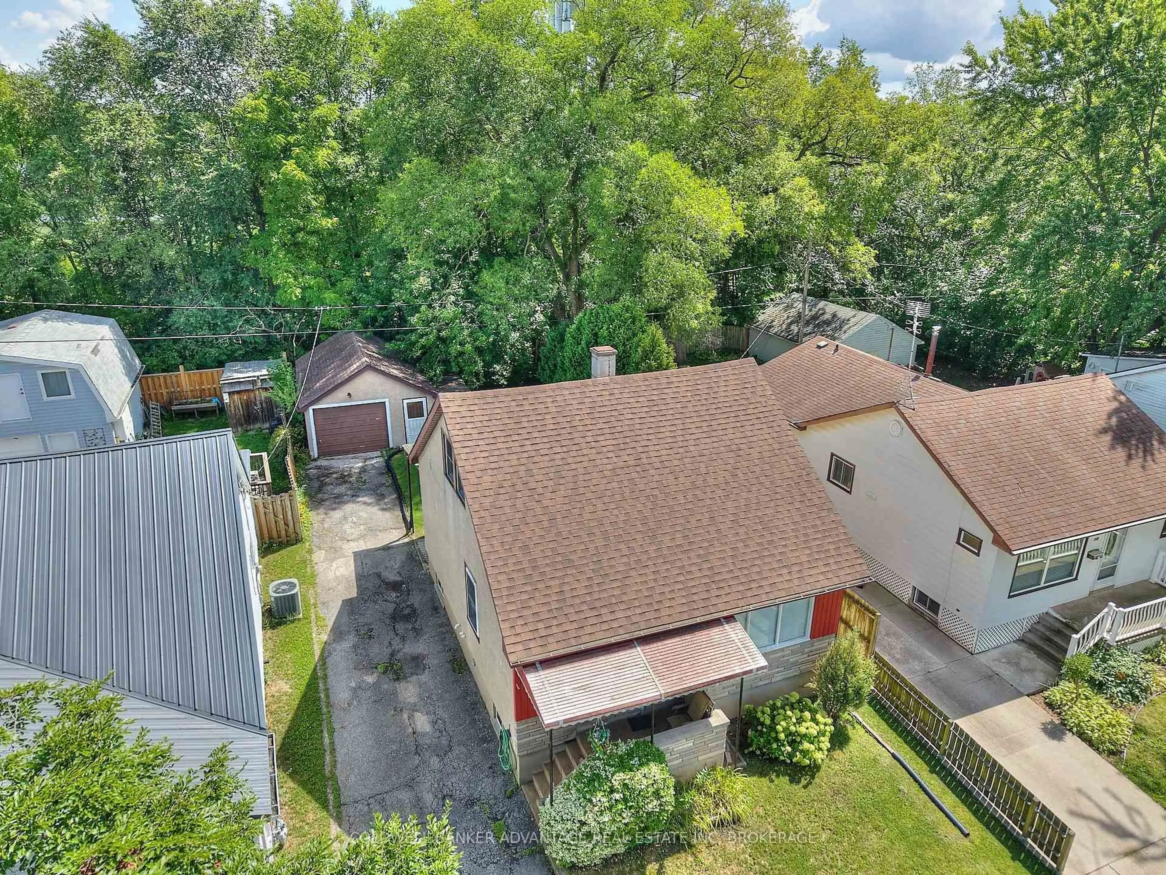 A pic from outside/outdoor area/front of a property/back of a property/a pic from drone, street for 144 Dunkirk Rd, Welland Ontario L3B 2N6
