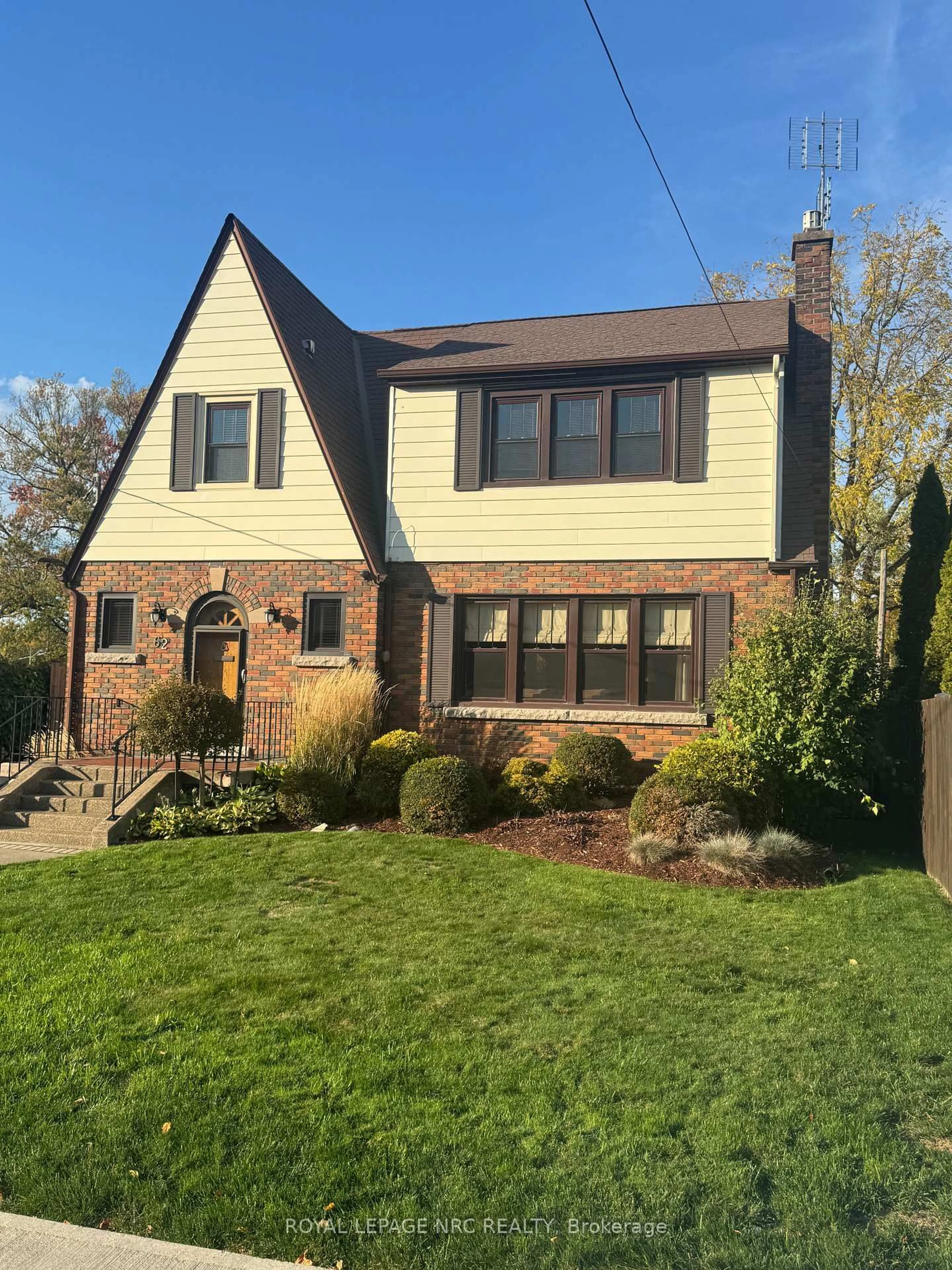 Home with brick exterior material, street for 62 Pine St, Welland Ontario L3C 4G1