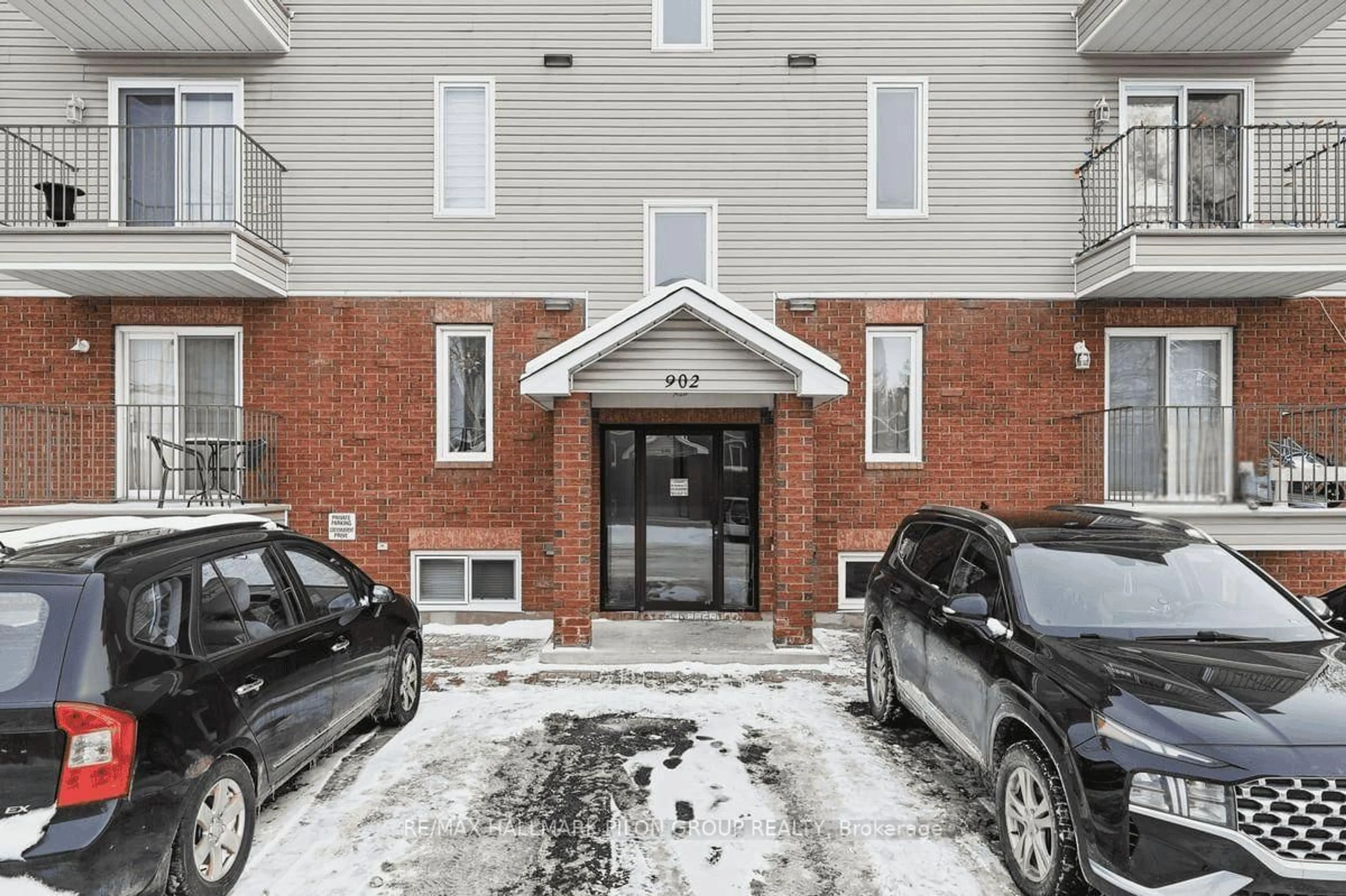 Indoor foyer for 902 Notre Dame St #100, Russell Ontario K0A 1W0