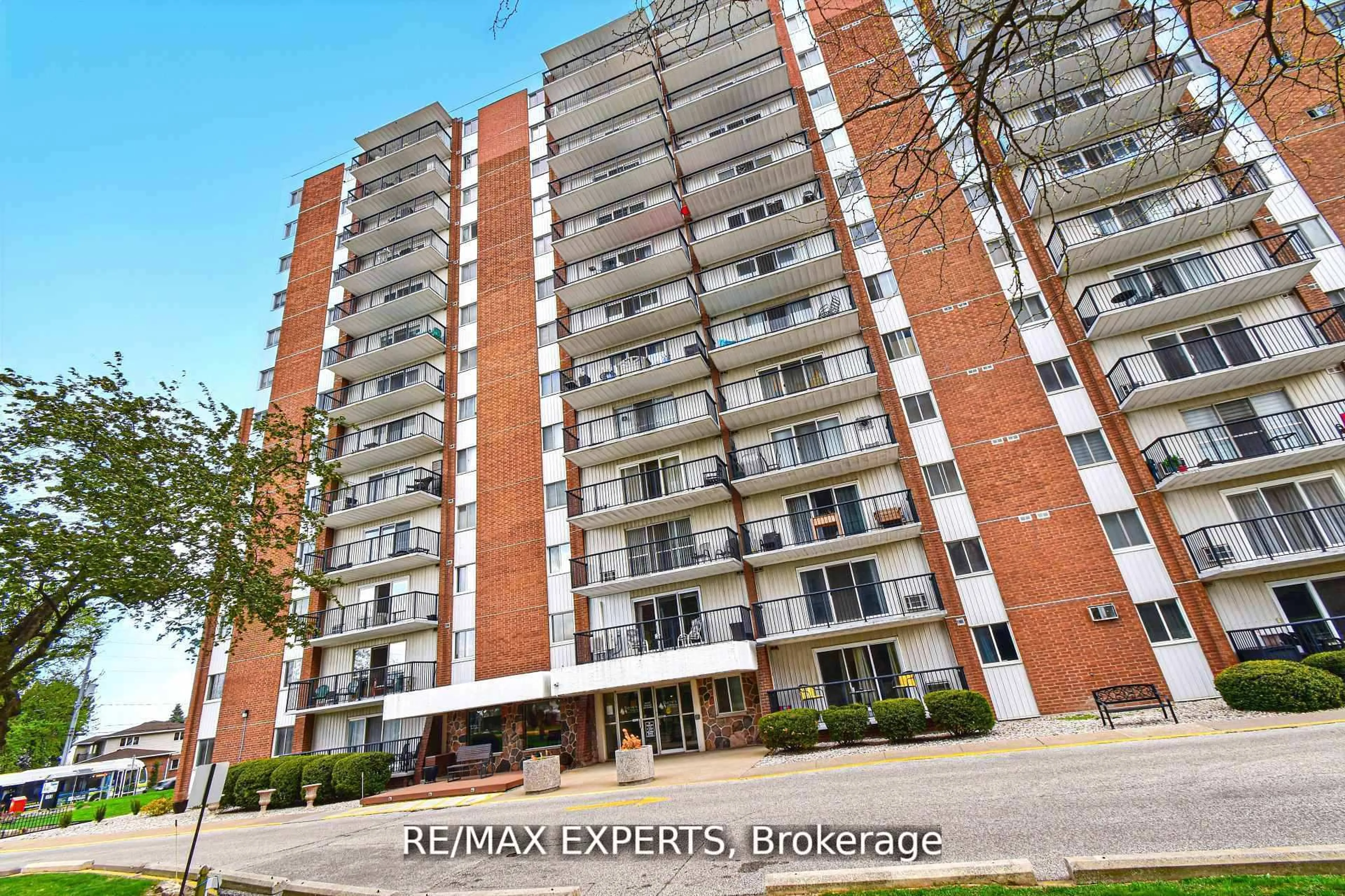 Indoor foyer for 8591 Riverside Dr #410, Windsor Ontario N8S 1G3