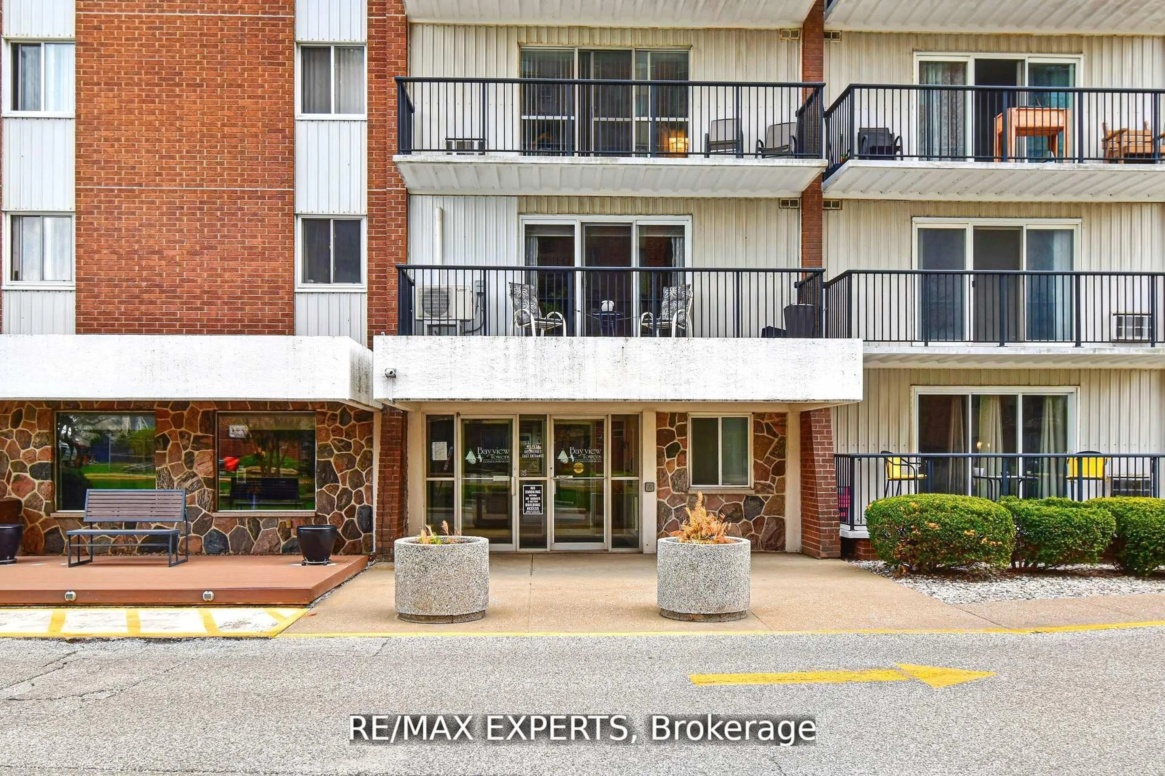 Indoor foyer for 8591 Riverside Dr #410, Windsor Ontario N8S 1G3