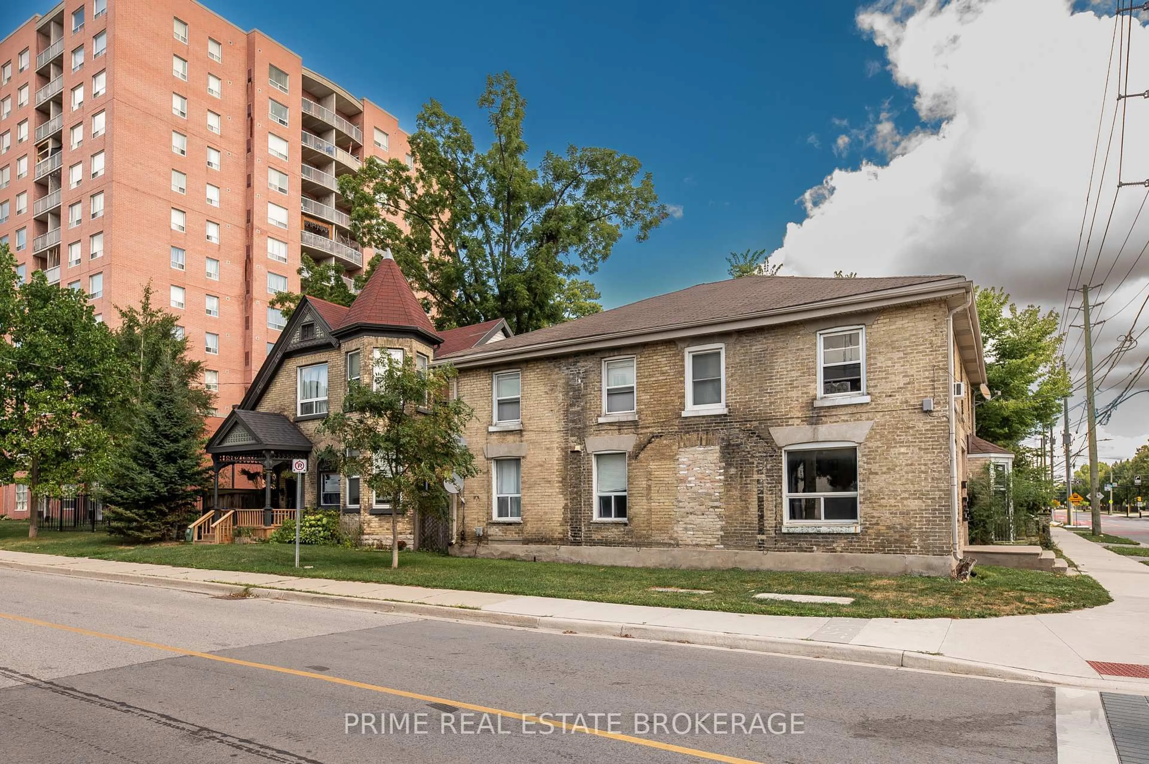 Patio, street for 376 Burwell St, London East Ontario N6B 2W2