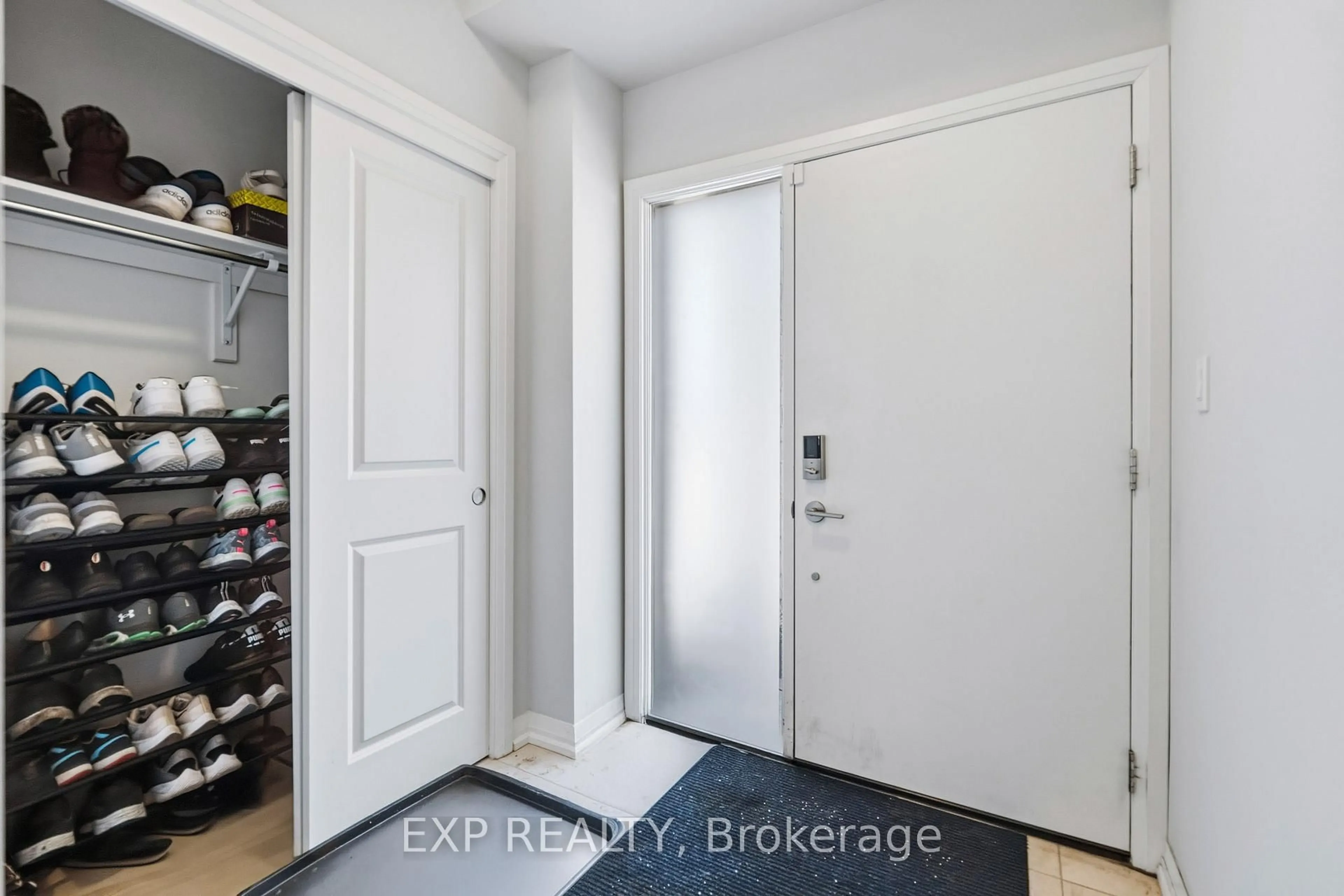 Indoor entryway for 7372 MARVEL Dr, Niagara Falls Ontario L2H 3V5