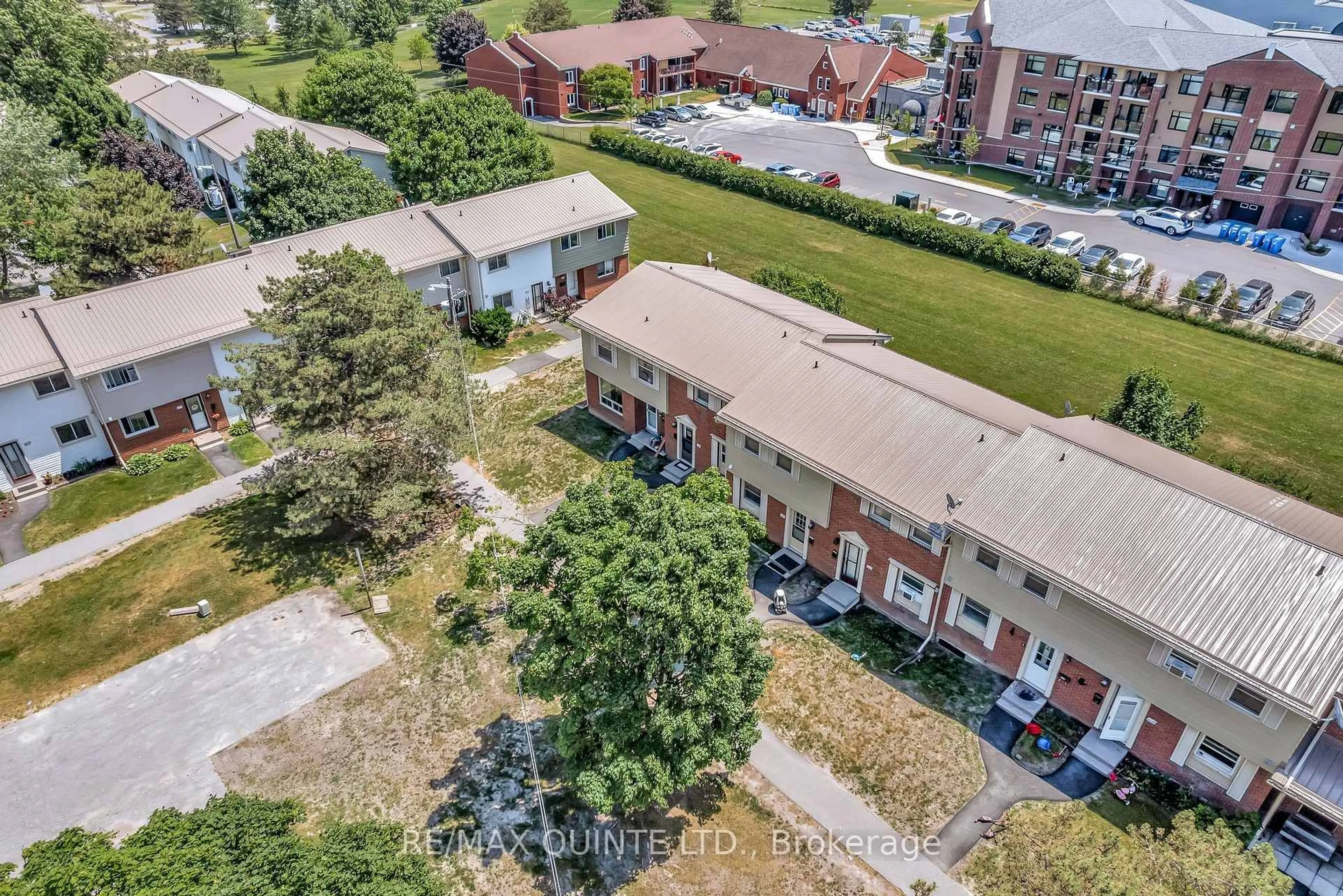A pic from outside/outdoor area/front of a property/back of a property/a pic from drone, city buildings view from balcony for H- 203 North Park St, Belleville Ontario K8P 4T9