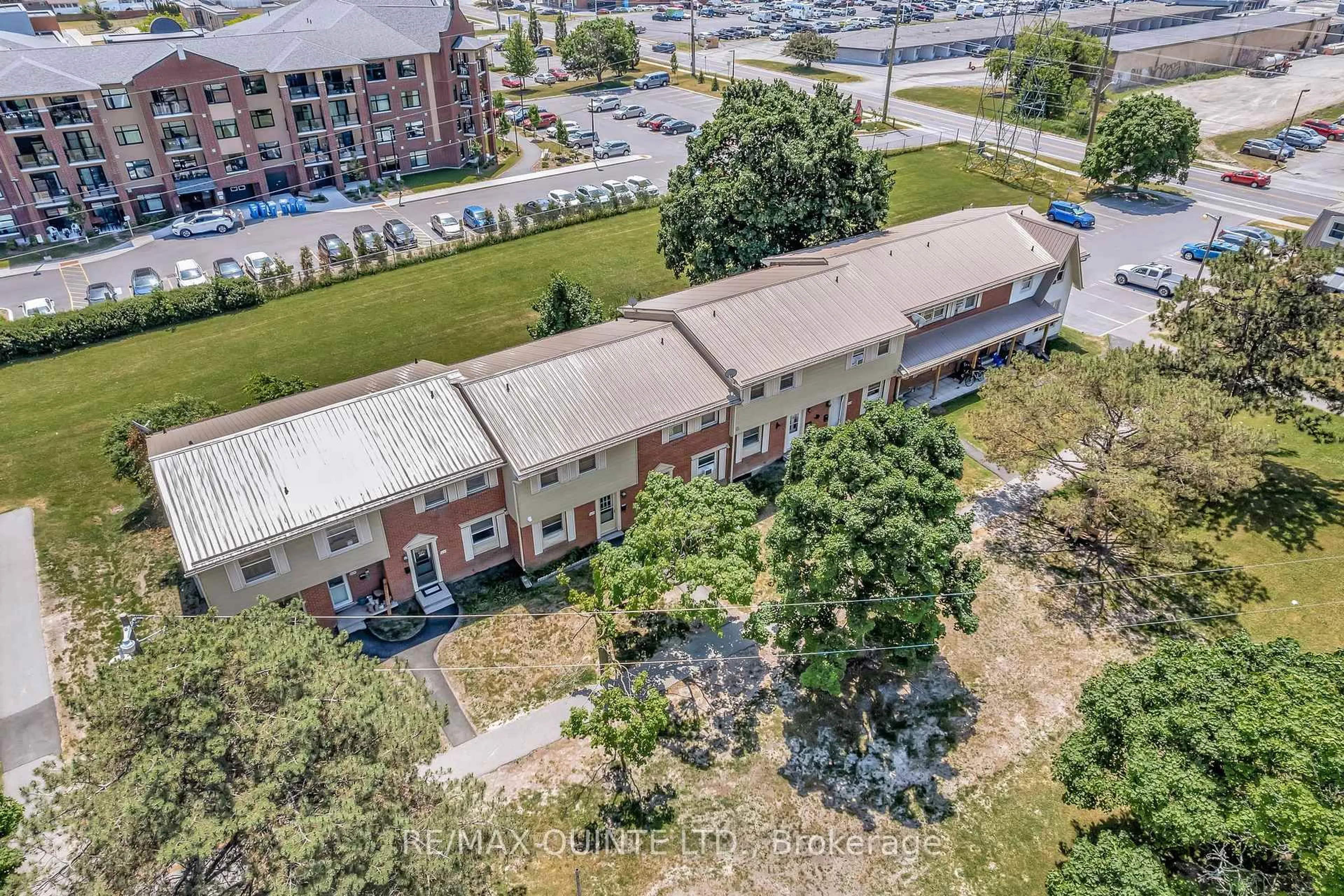 A pic from outside/outdoor area/front of a property/back of a property/a pic from drone, city buildings view from balcony for H- 203 North Park St, Belleville Ontario K8P 4T9