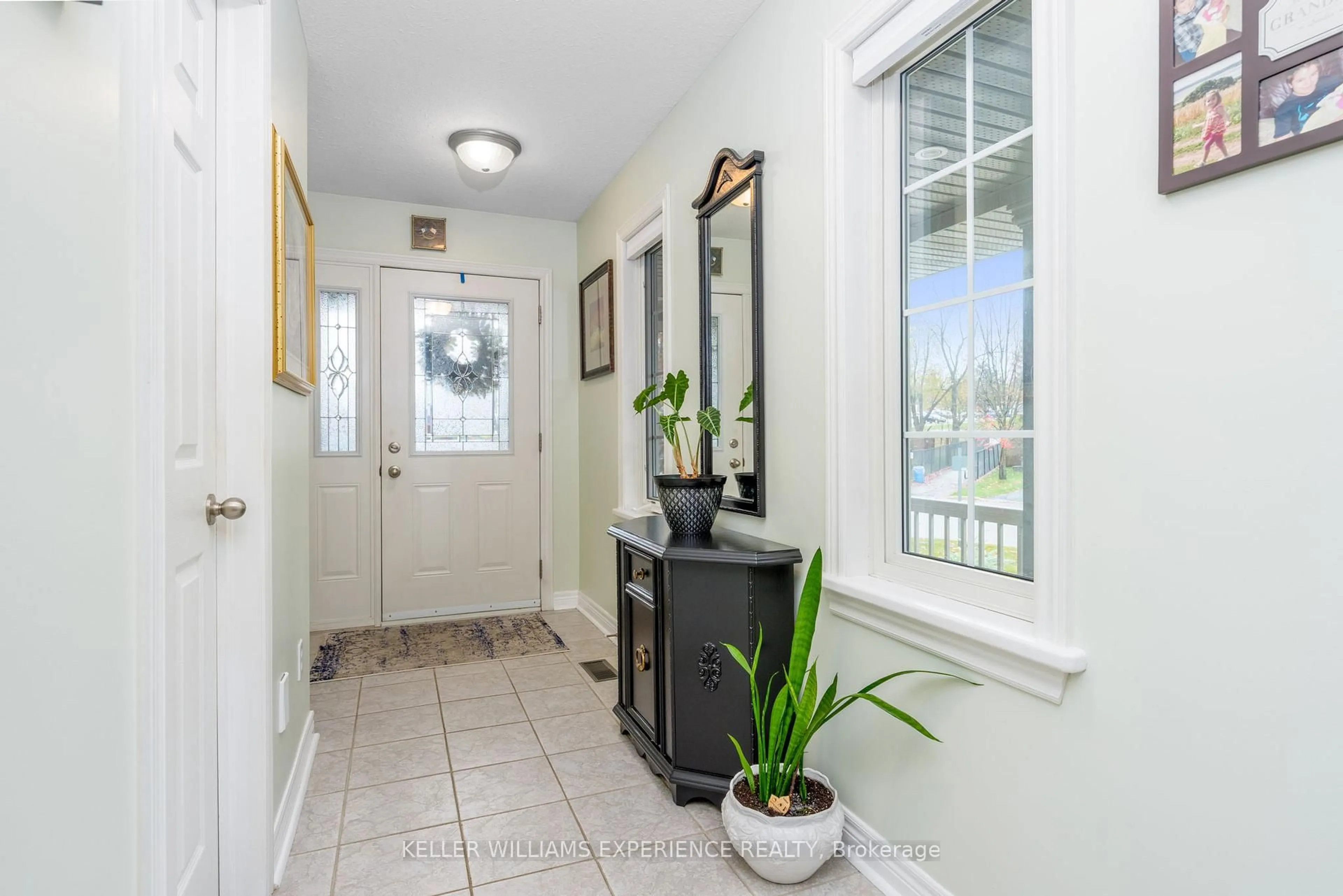 Indoor entryway for 144 Silk Dr, Shelburne Ontario L0N 1S2