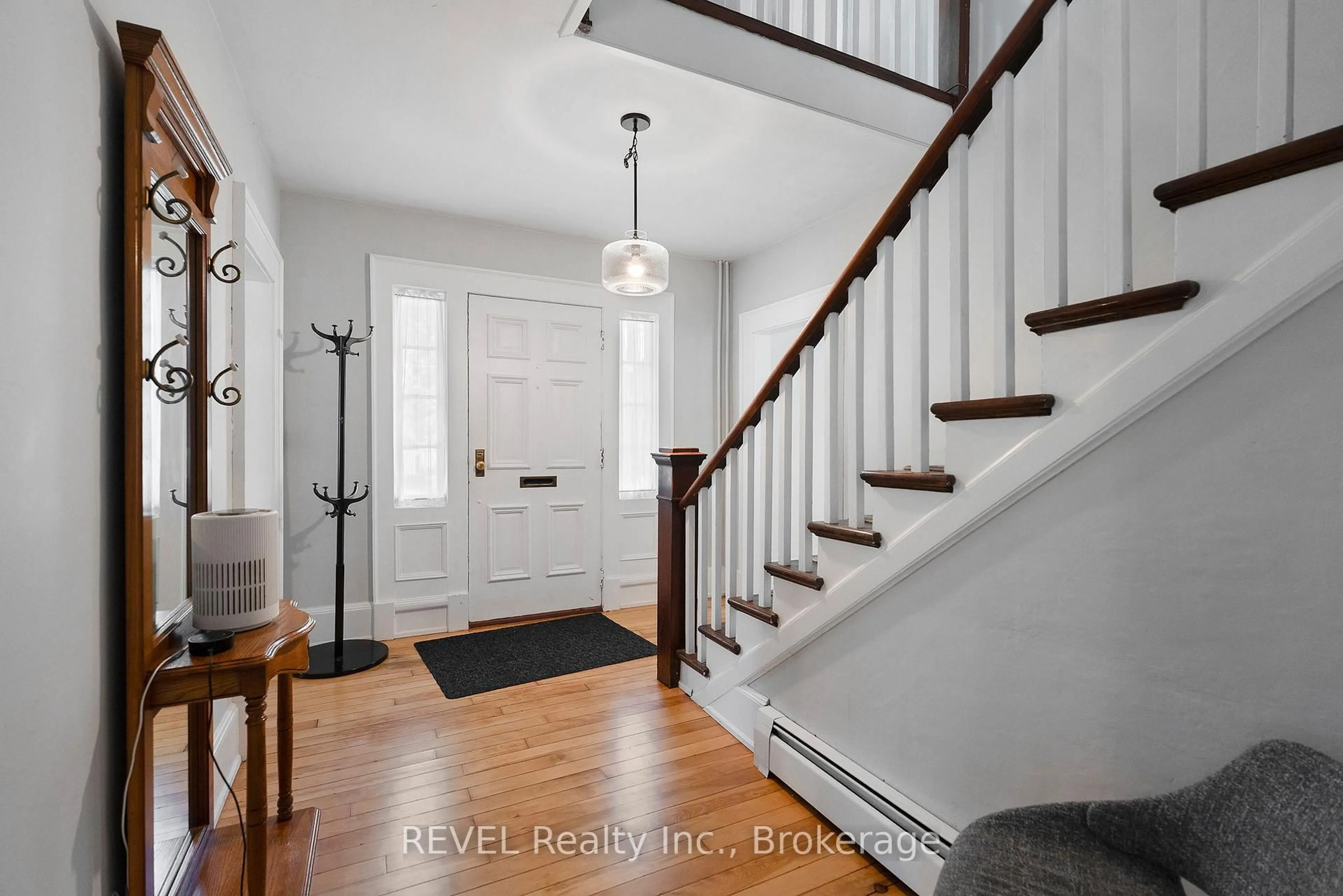 Indoor entryway for 166 North St, Fort Erie Ontario L2A 3R7