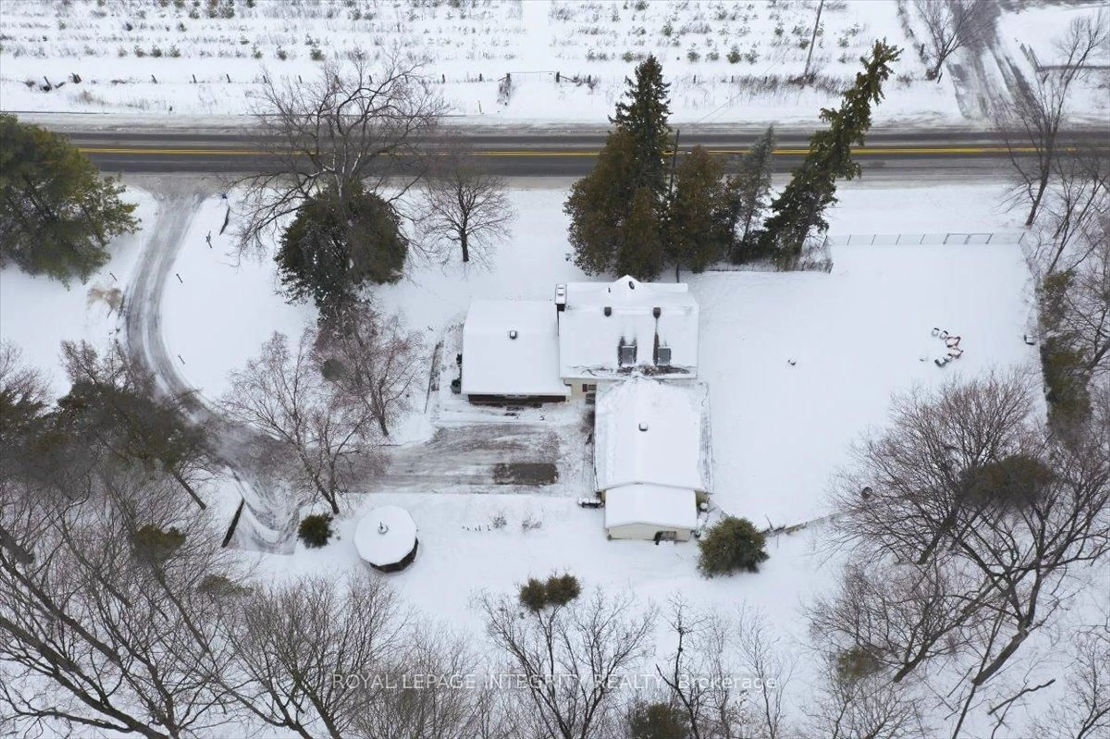 A pic from outside/outdoor area/front of a property/back of a property/a pic from drone, street for 1814 Old Montreal Rd, Ottawa Ontario K4C 1G8